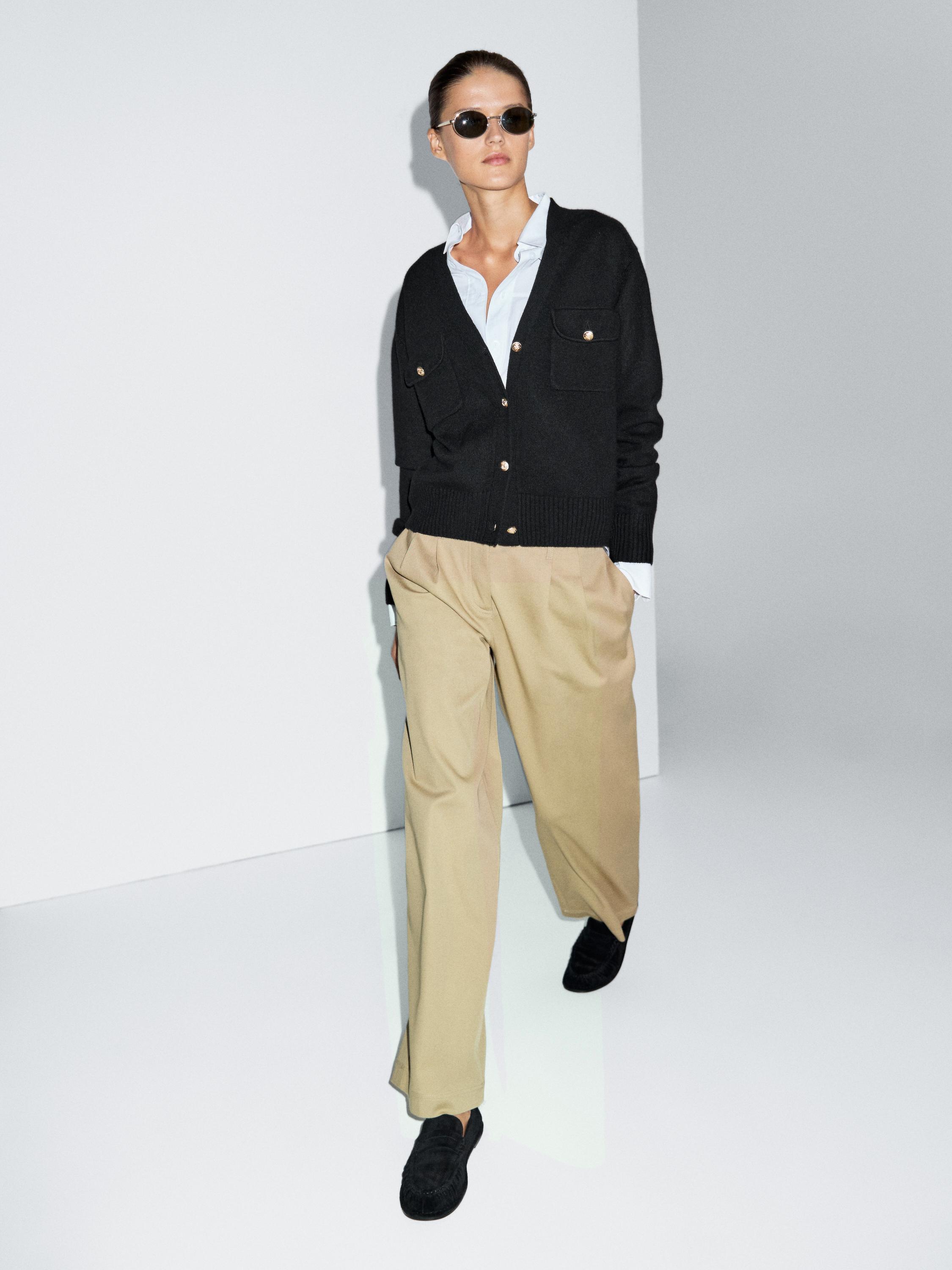 Uchburchak yoqali tillarang tugmali trikotaj kardigan