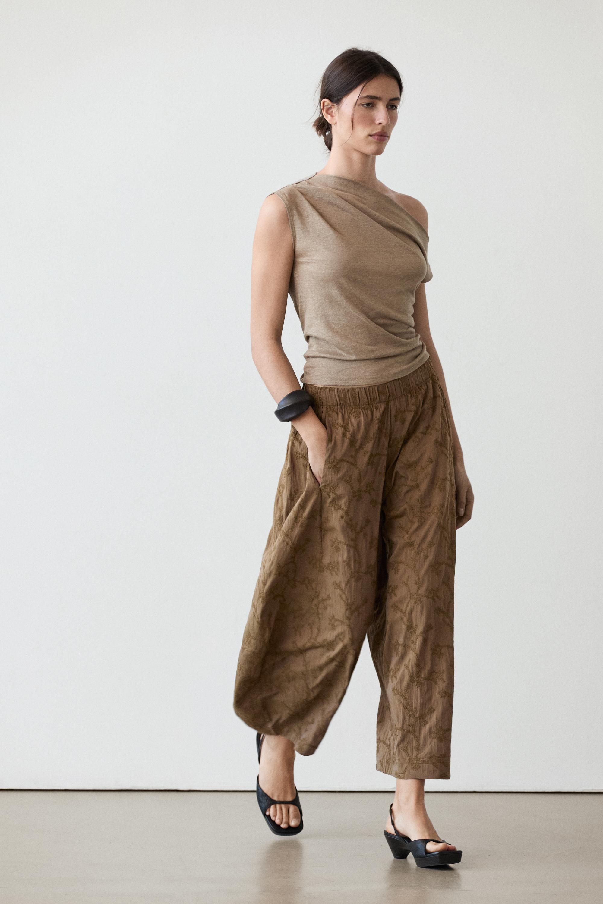 Trousers with embroidered detail and elastic waistband — KHAKI