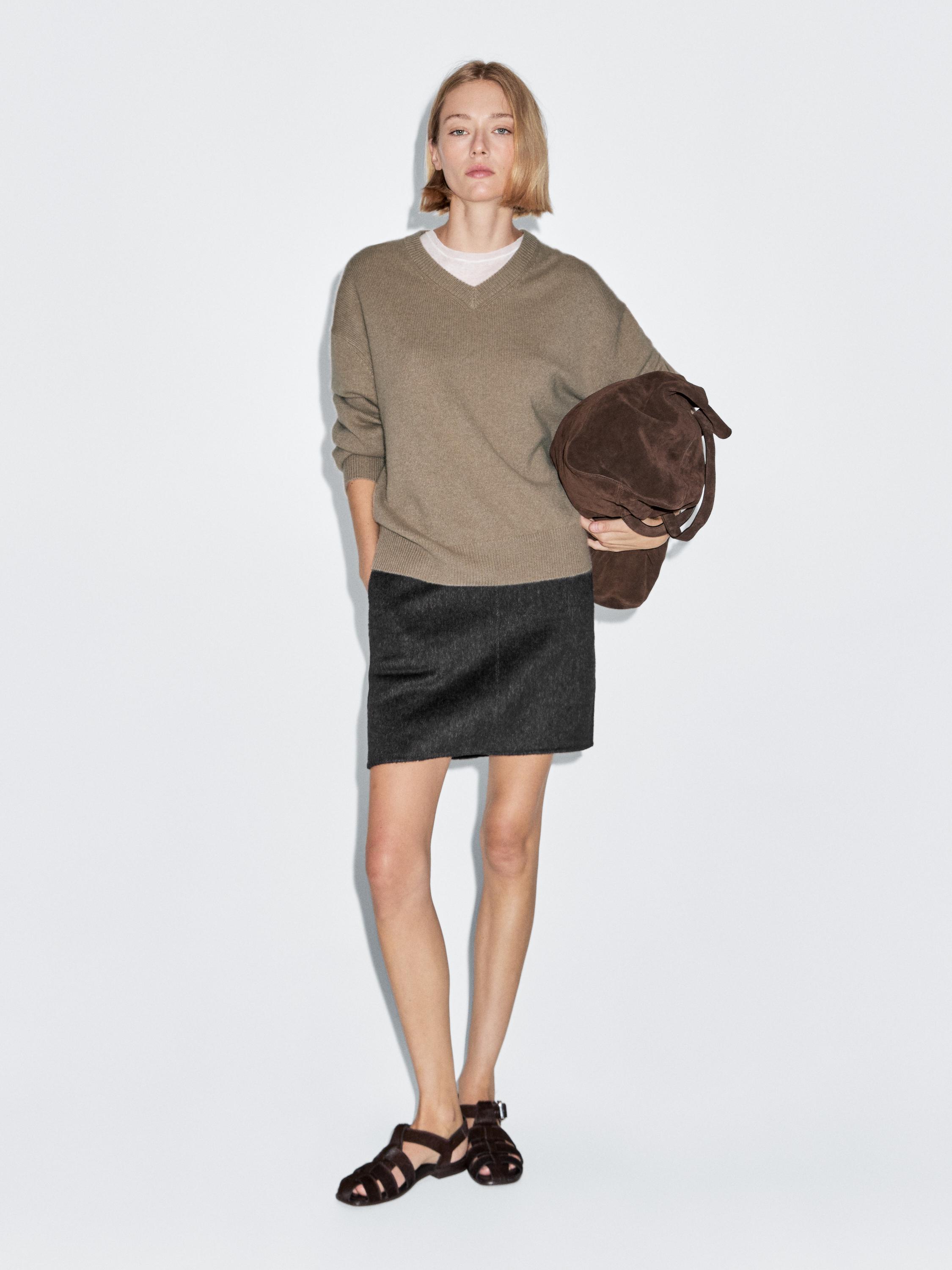 U avtobusda uning yubkasi ostiga qolini tiqdi. U avtobusda uning yubkasi ostiga qolini tiqdi.