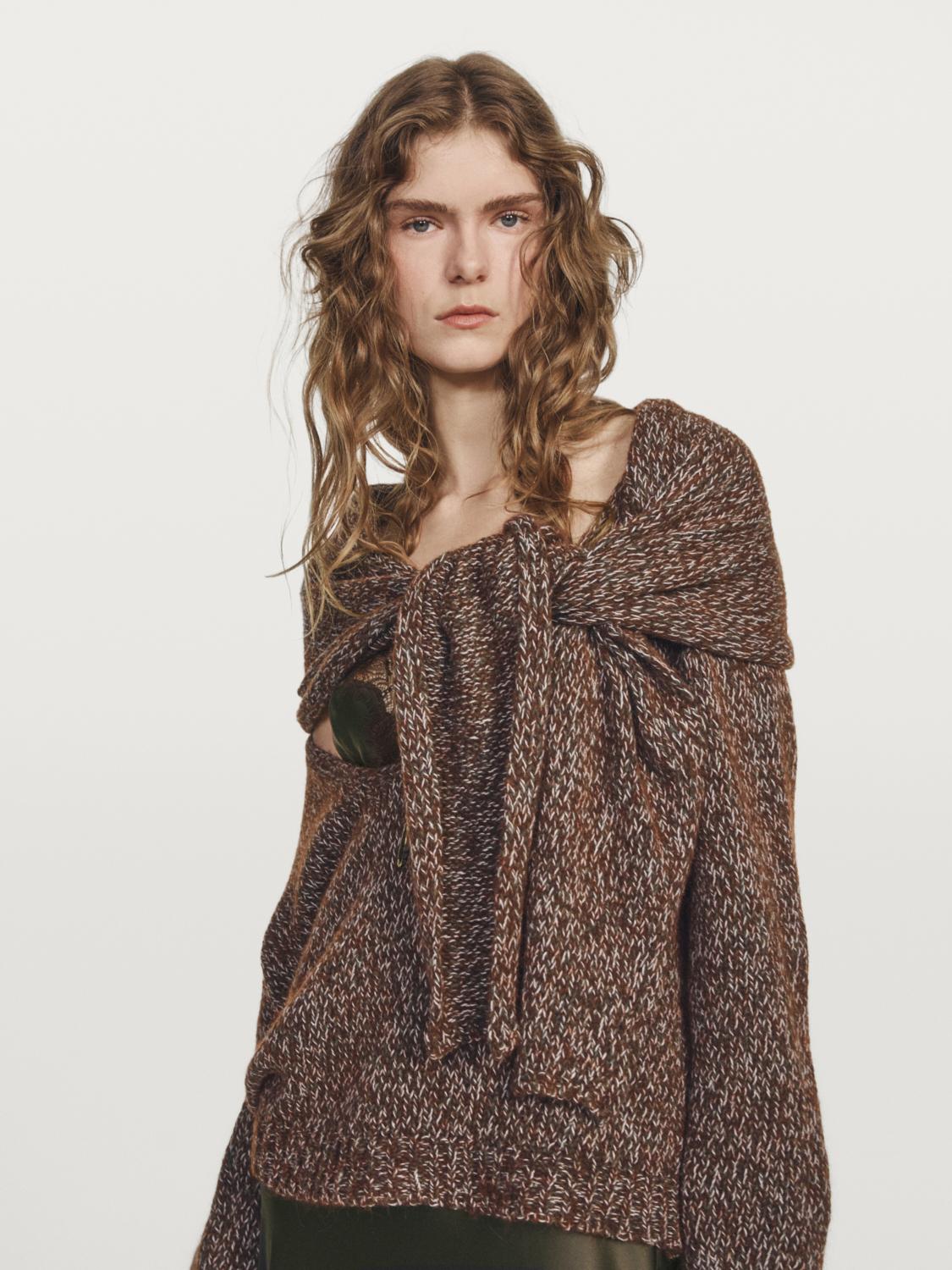 Pullover in maglia con scollo a v e sciarpa - studio