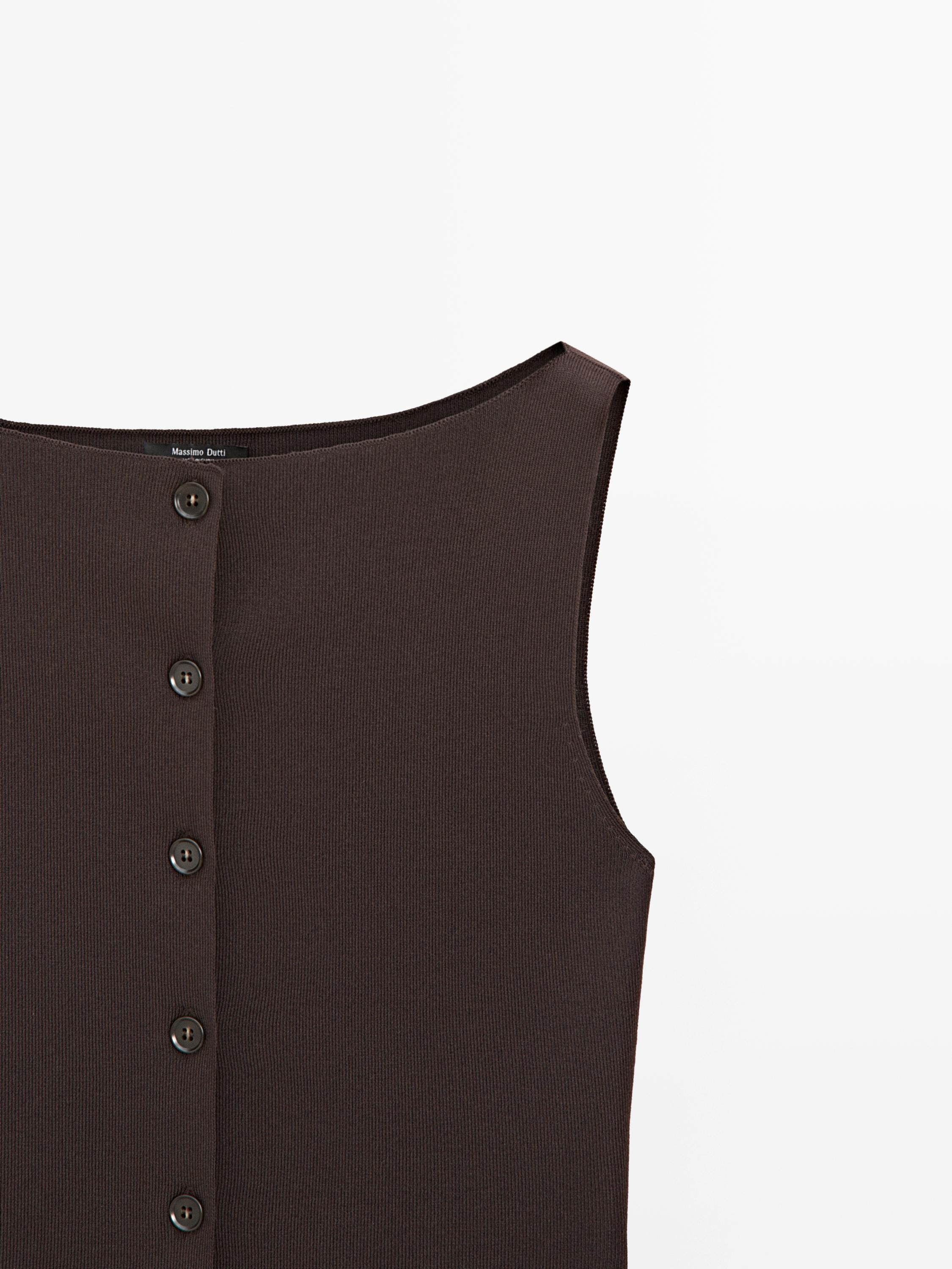 ნაქსოვი ჟილეტი ჯიბის დეტალებით