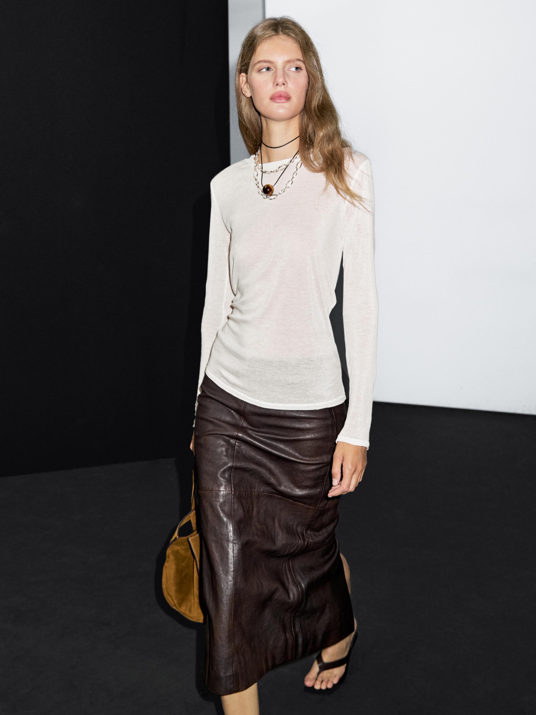 Lightweight t-shirt with collar detail