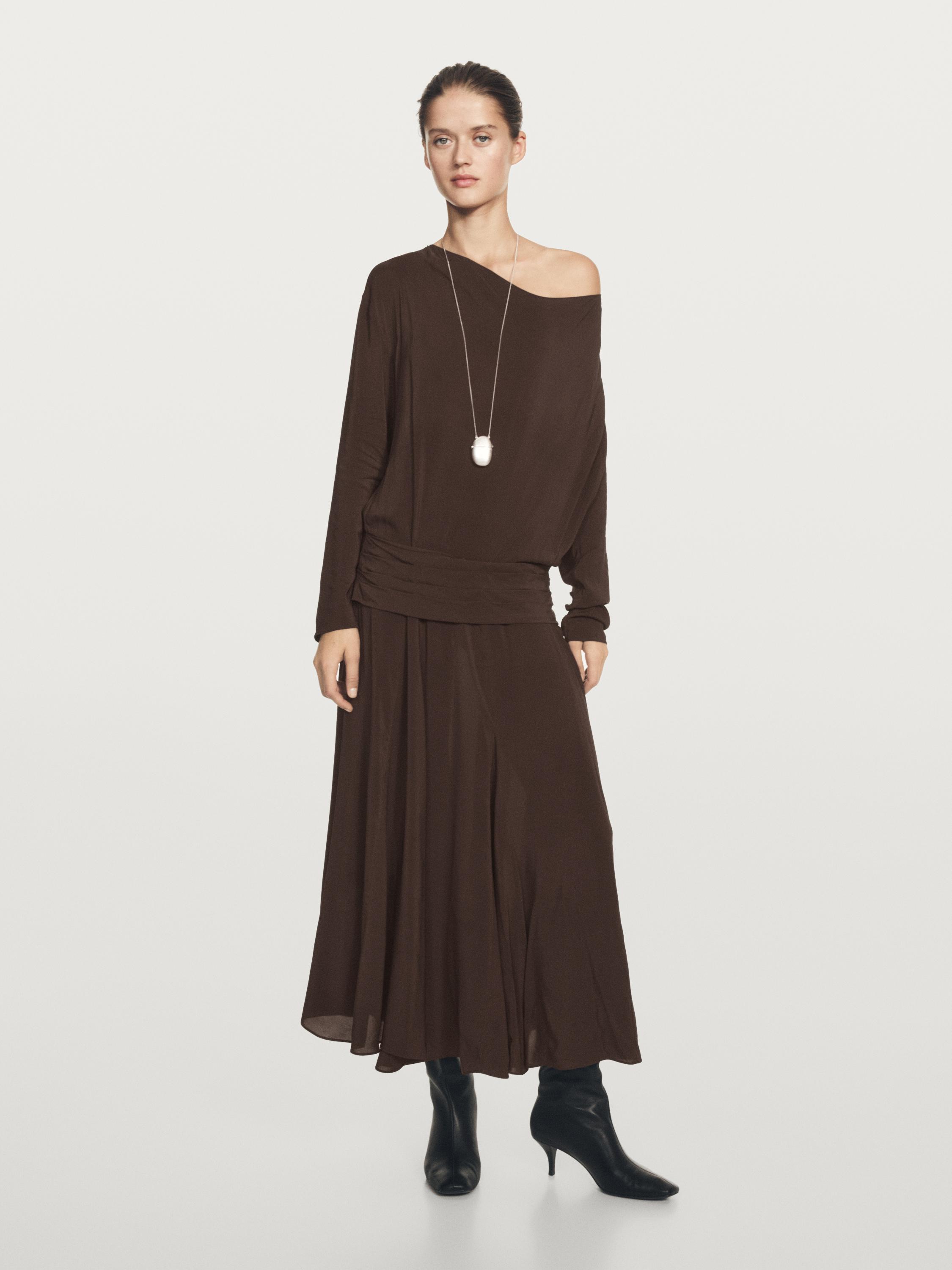 Ilga lengva suknelė su drapiruota juosmens juosta