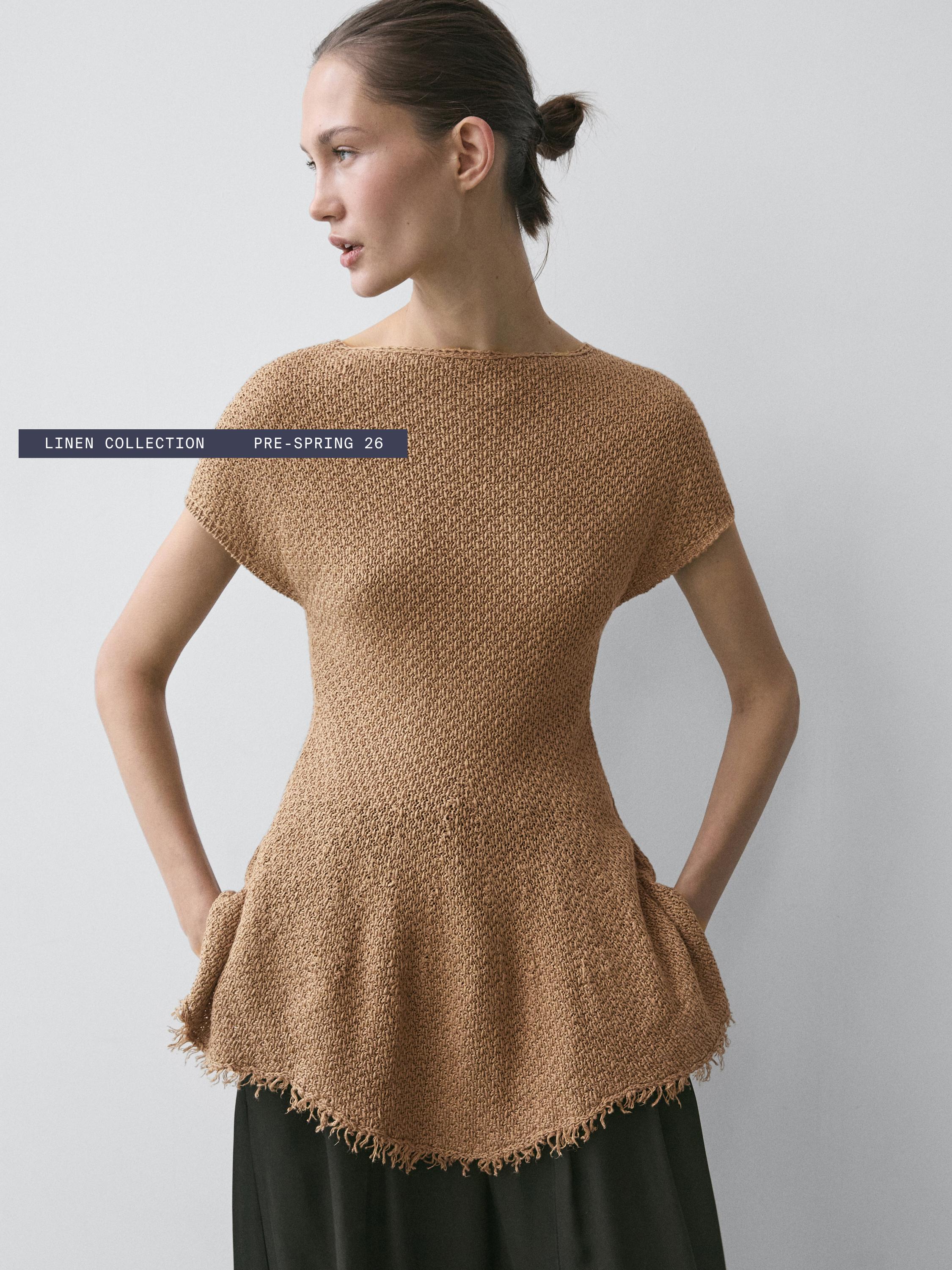 Zestaw: postrzępiony top w kolorze opalonego brązu z bocznymi kieszeniami i napisem „Linen Collection Pre-Spring 26”.