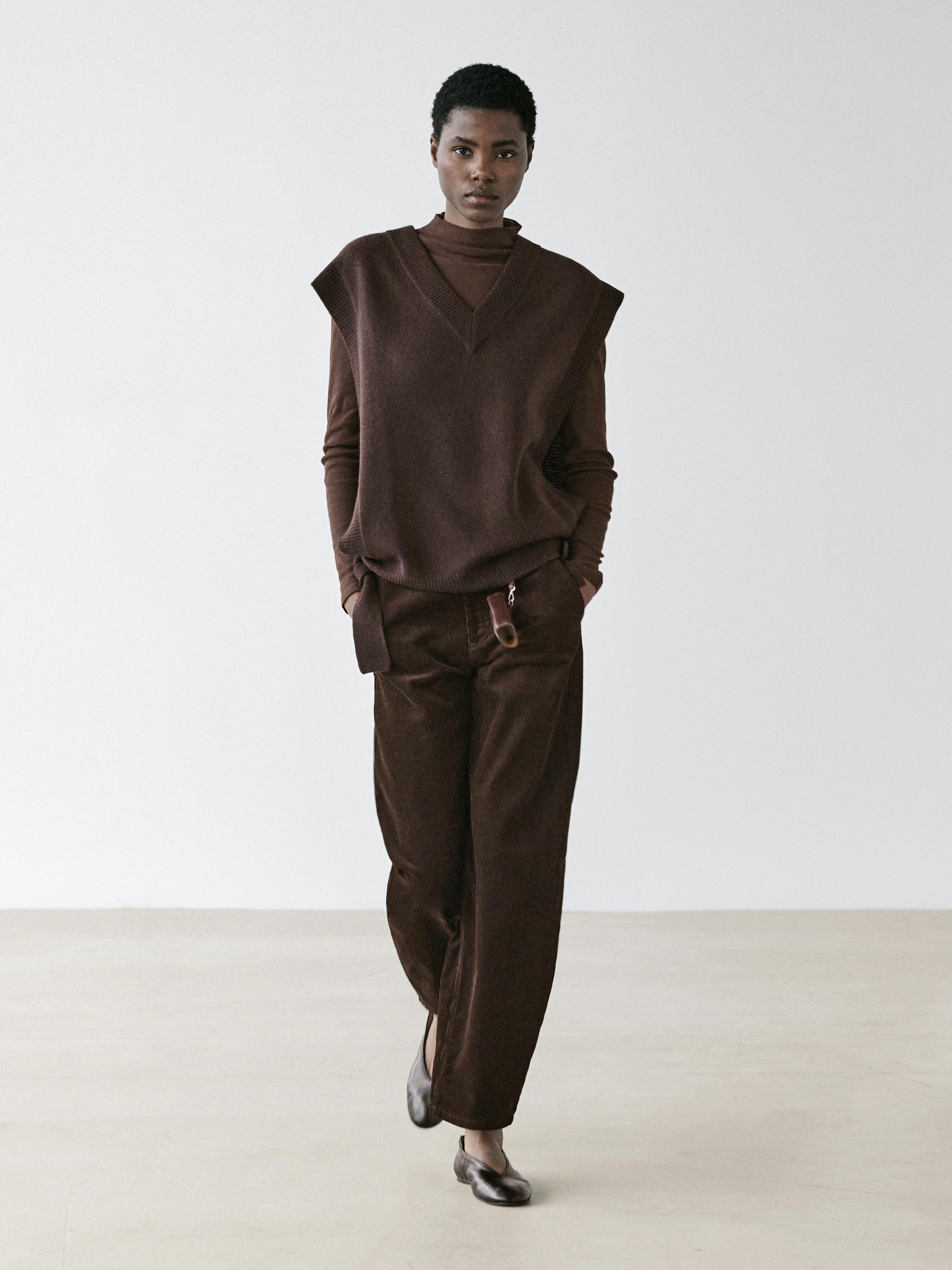 V-neck bib with tie details — BROWN