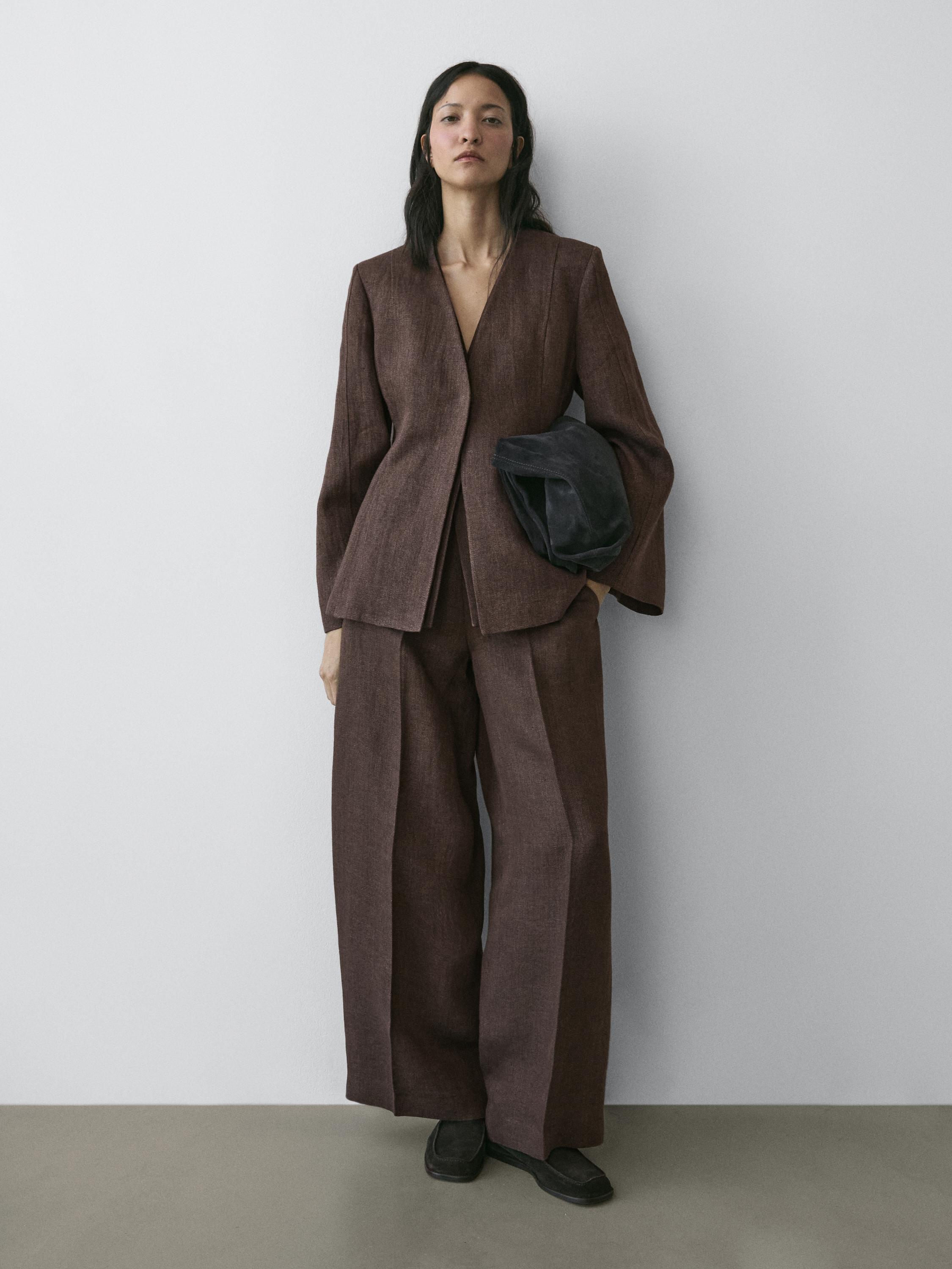 Komplet kostumi kafe me xhaketë me mëngë të gjata dhe pantallona të gjera.