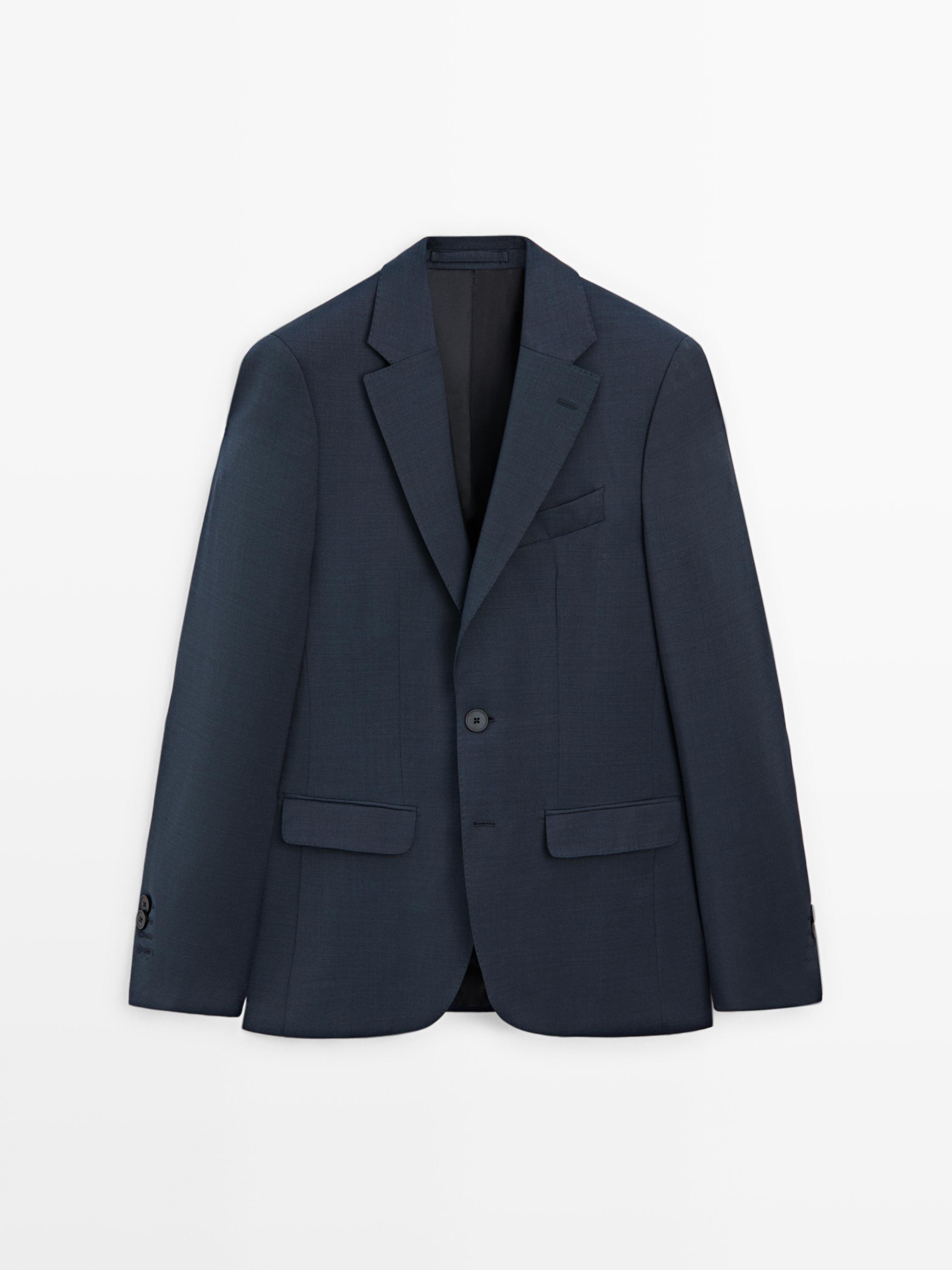 Μπροστινή όψη μπλε blazer με πέτο με εγκοπή, κλείσιμο με ένα κουμπί και τσέπες με καπάκι.