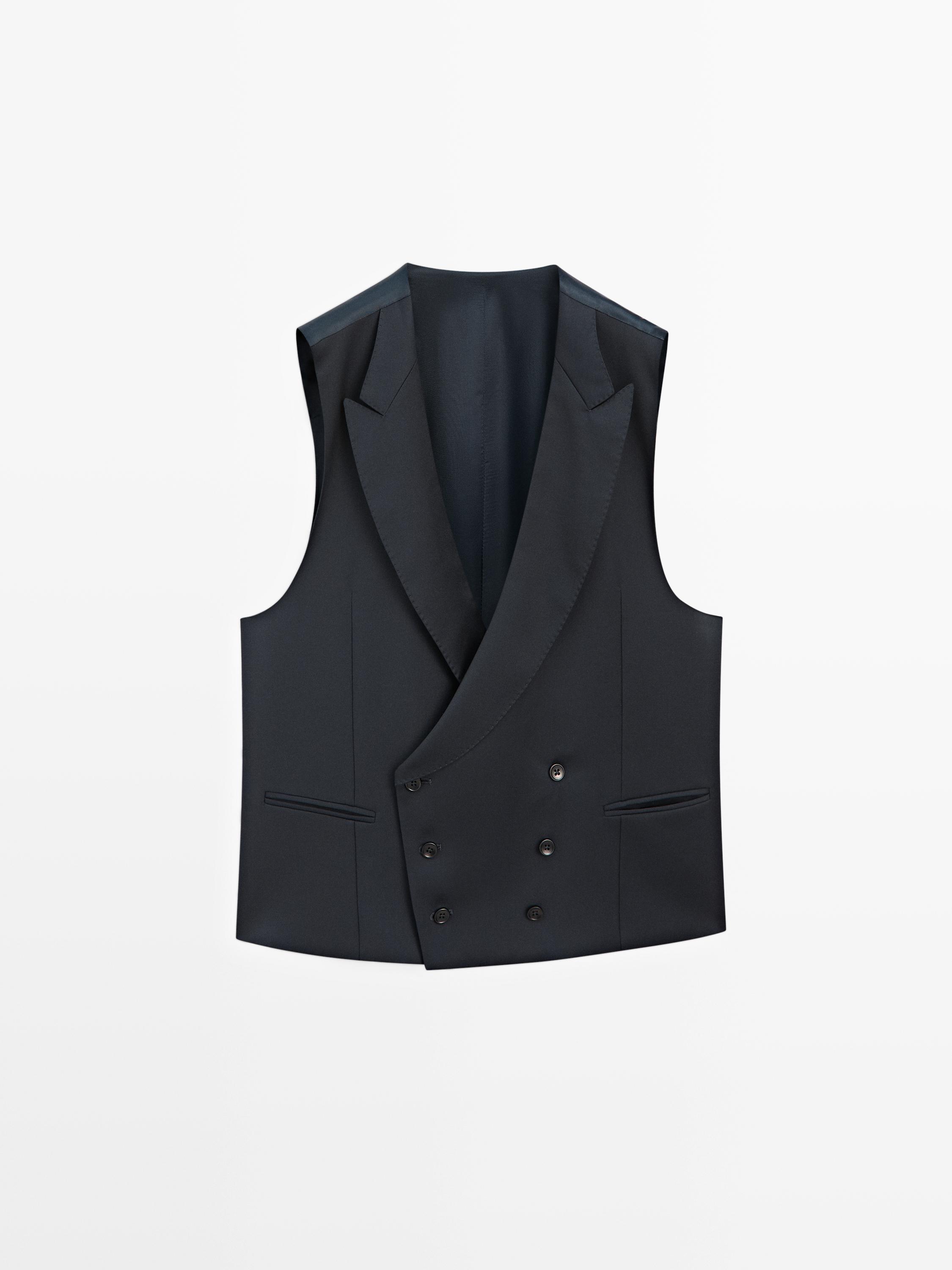 Μπροστινή όψη ναυτικού μπλε σακακιού με διπλό κούμπωμα και πλαϊνές τσέπες.