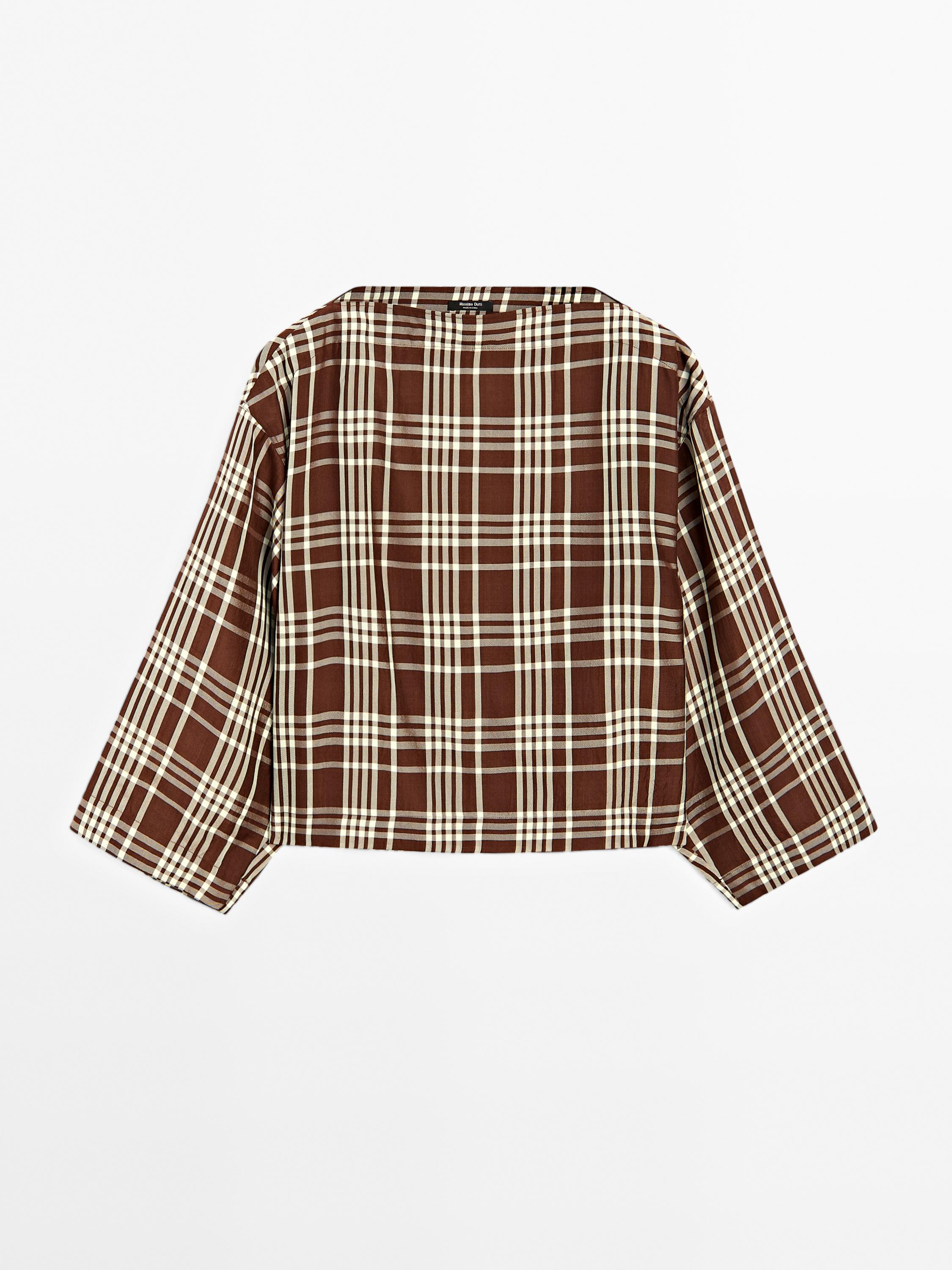 بلوزة فضفاضة بمربعات