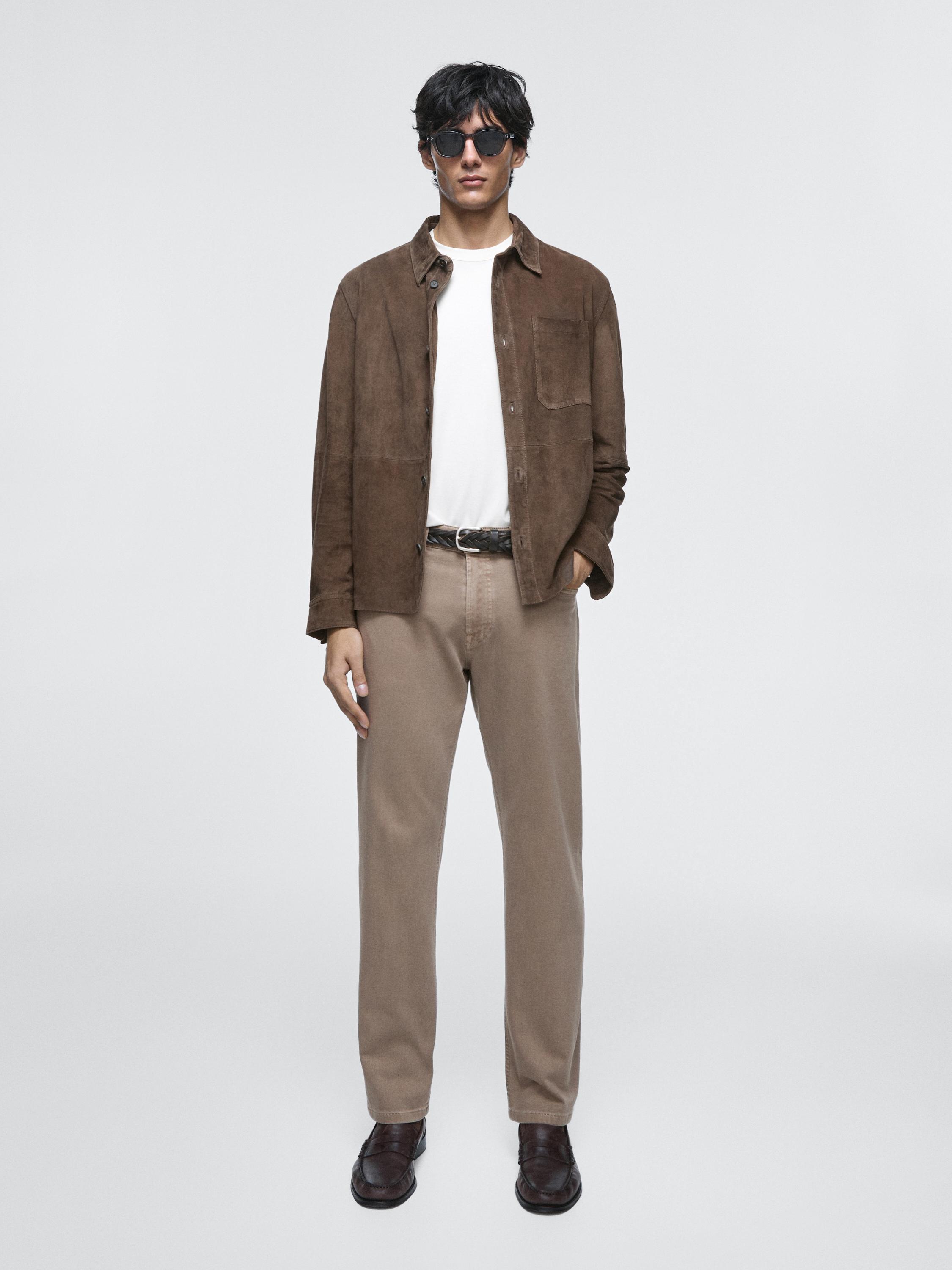 Zestaw: brązowa koszula z przednią kieszenią, biały T-shirt i jeansy tapered w kolorze norki.