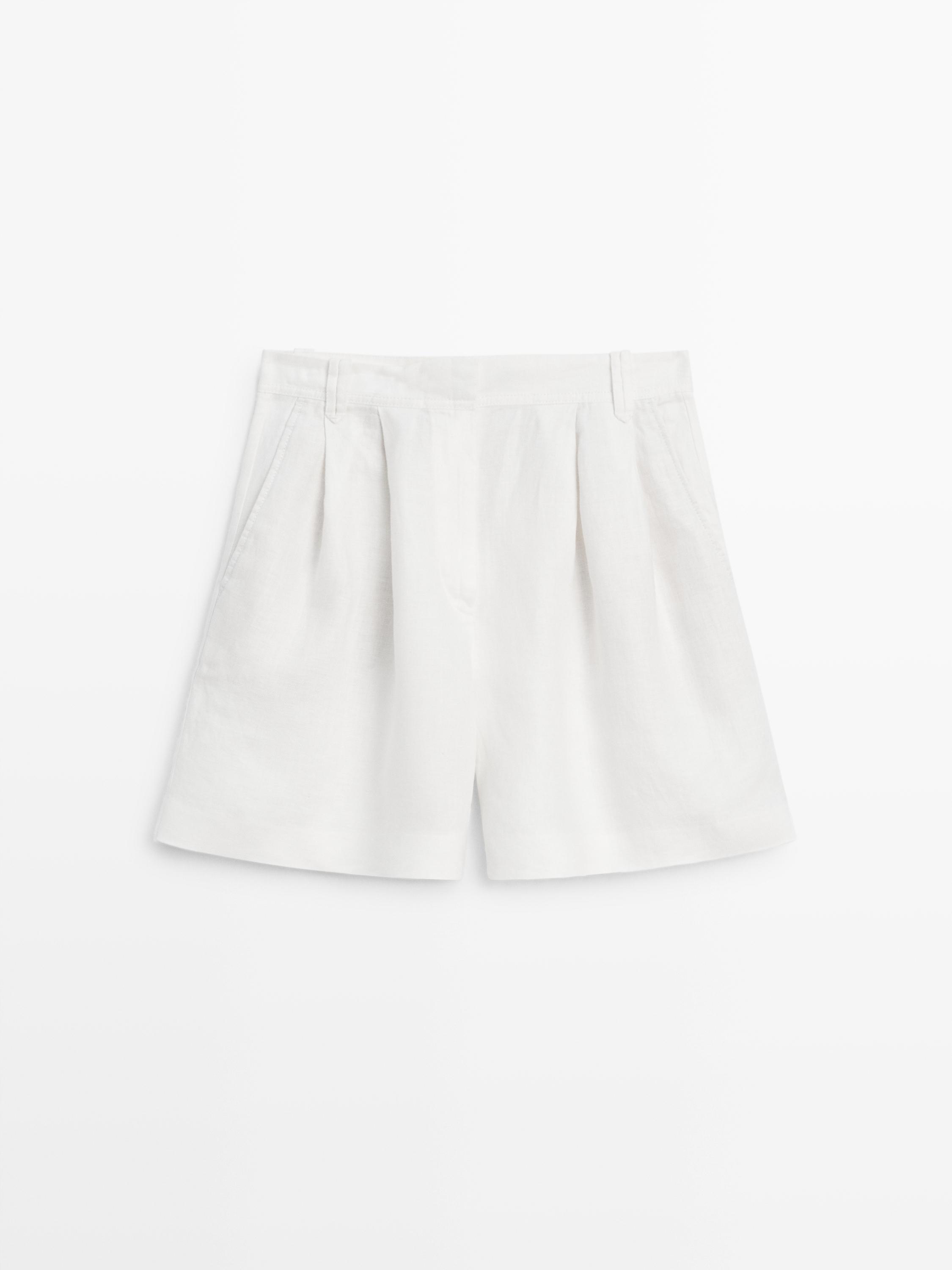 Oq rangli, burmali va yon cho‘ntakli bermud shimlarning old ko‘rinishi.