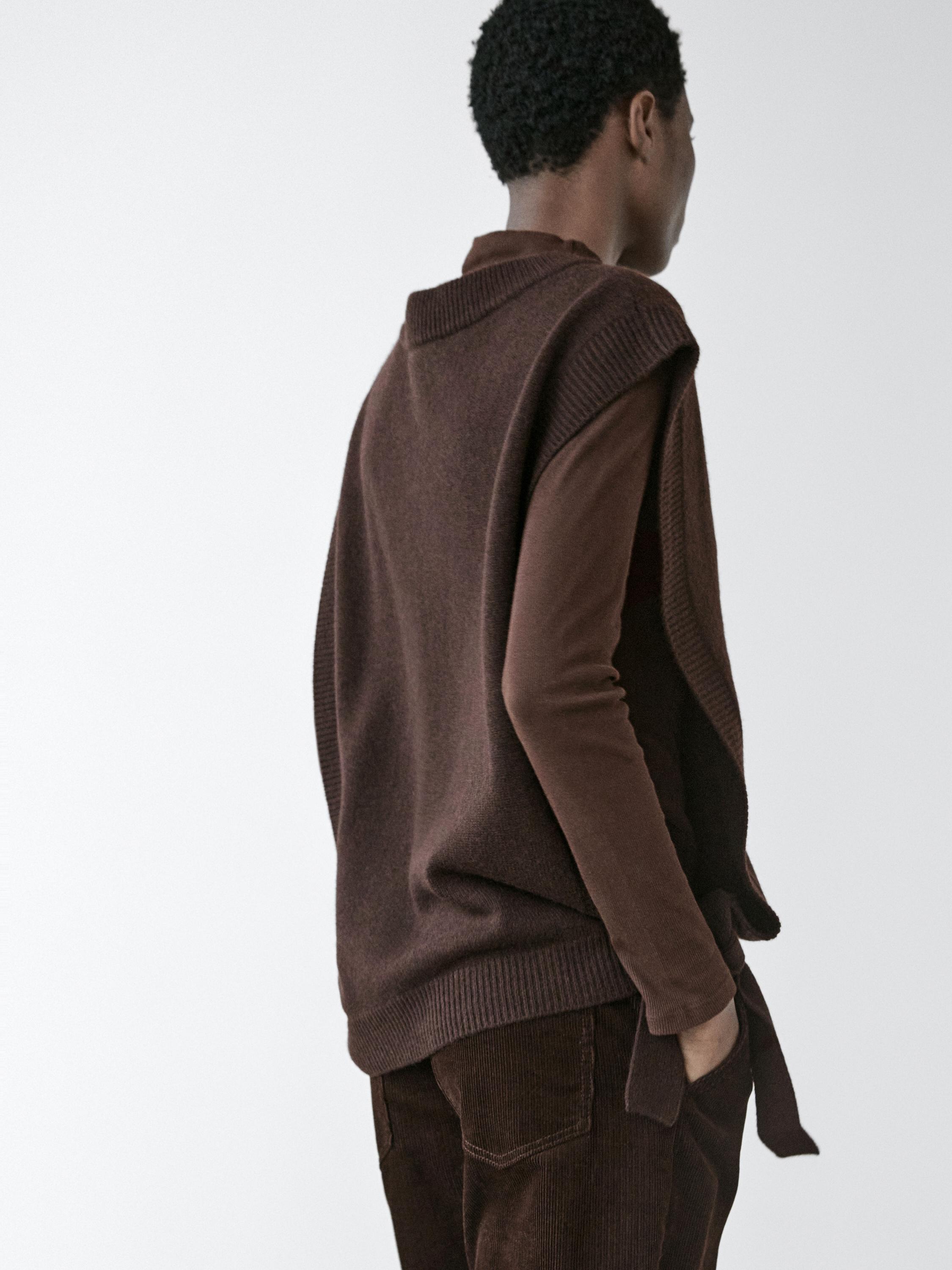 V-neck bib with tie details — BROWN