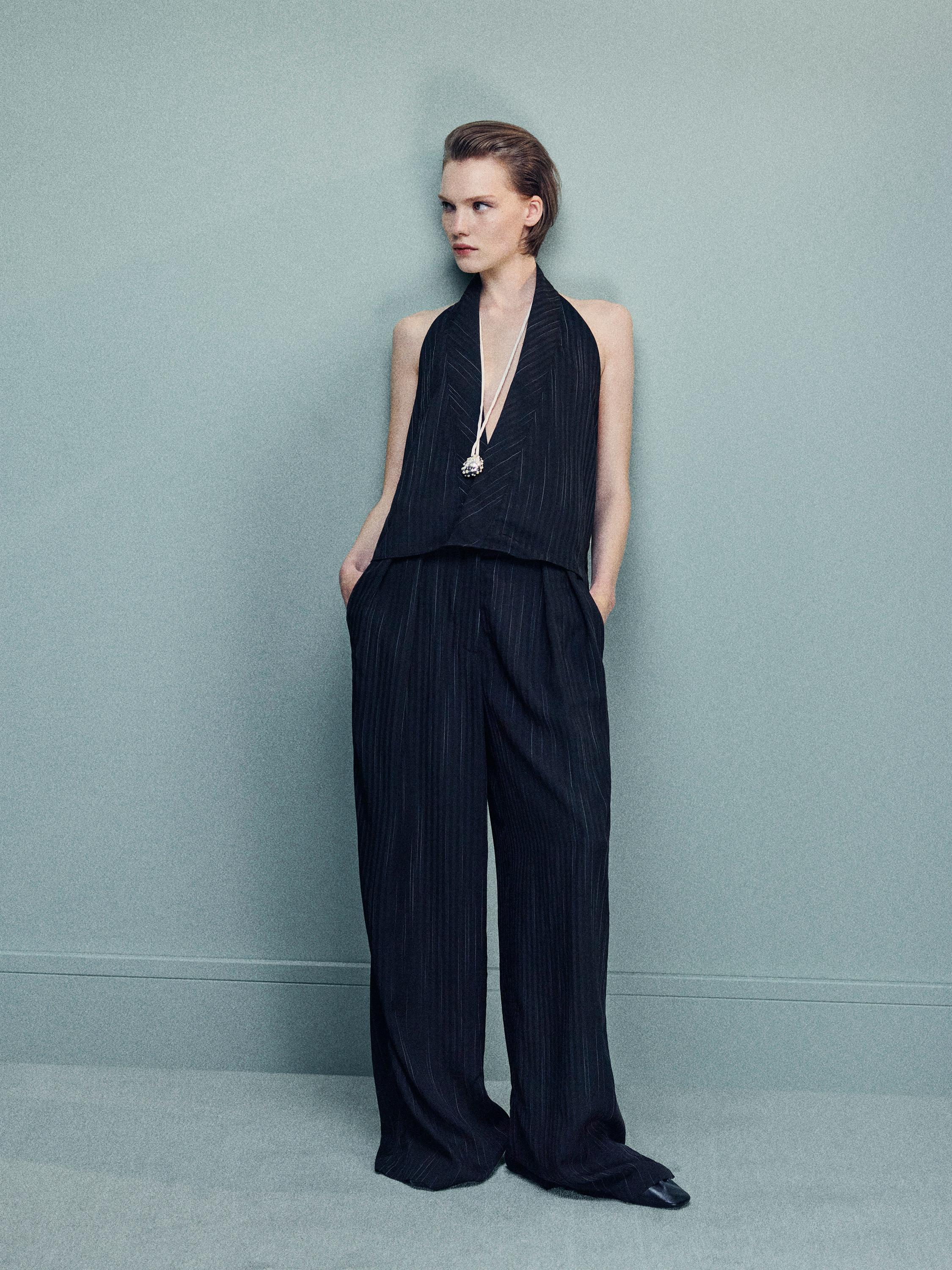 Pantalón pinzas detalle estampado rayas