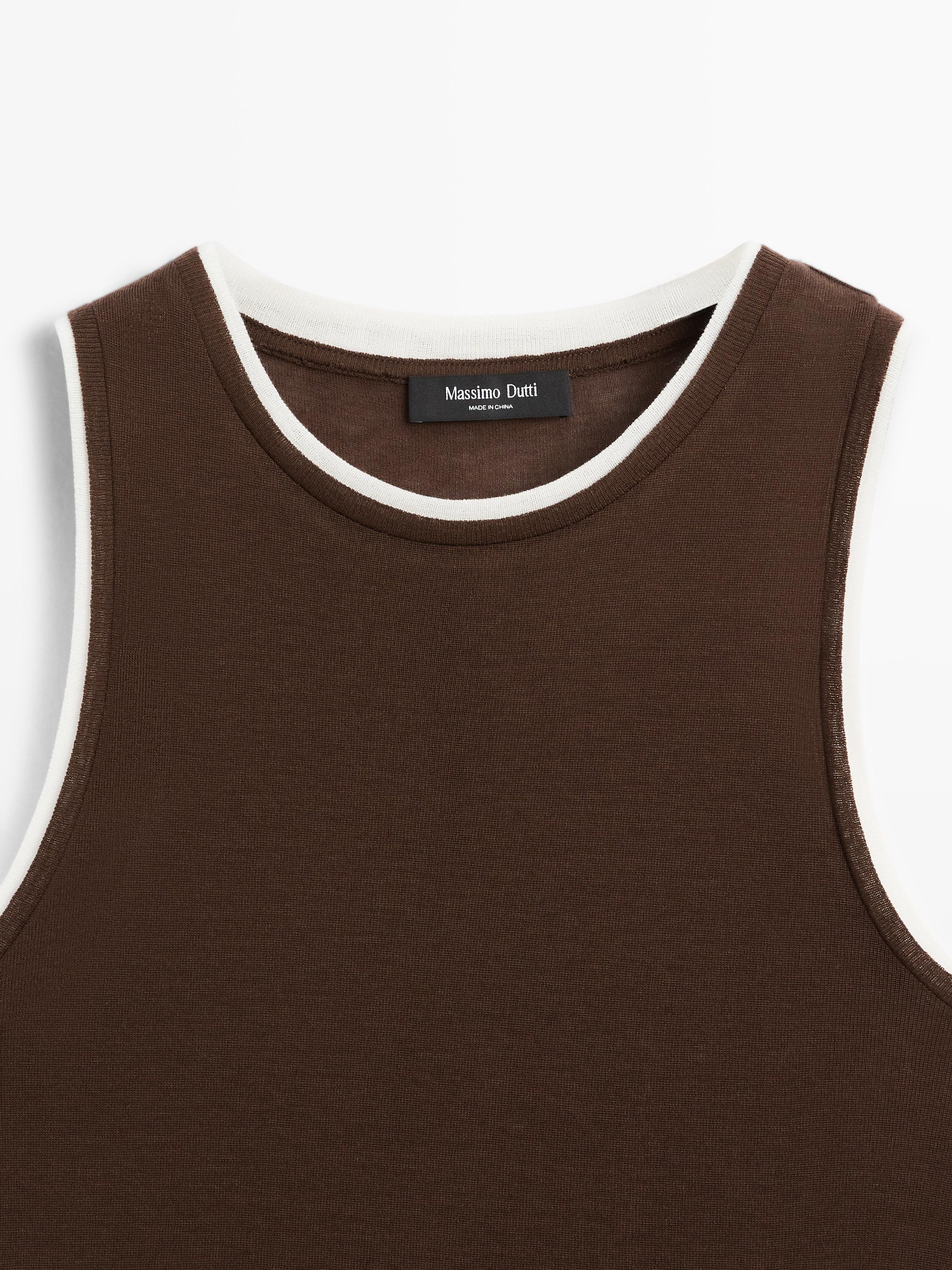 Sleeveless T-shirt with double trim