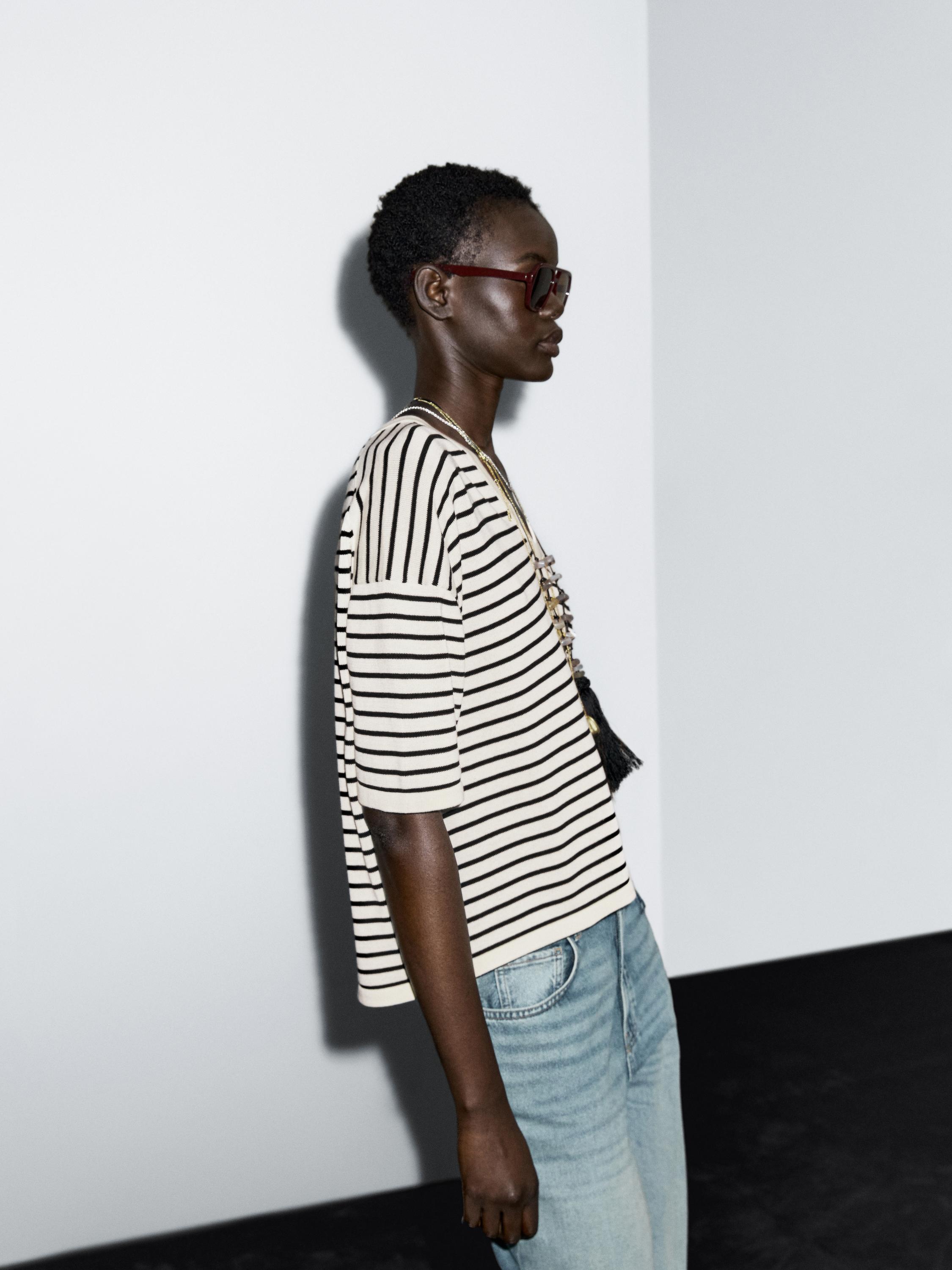 Pull à rayures et col en V