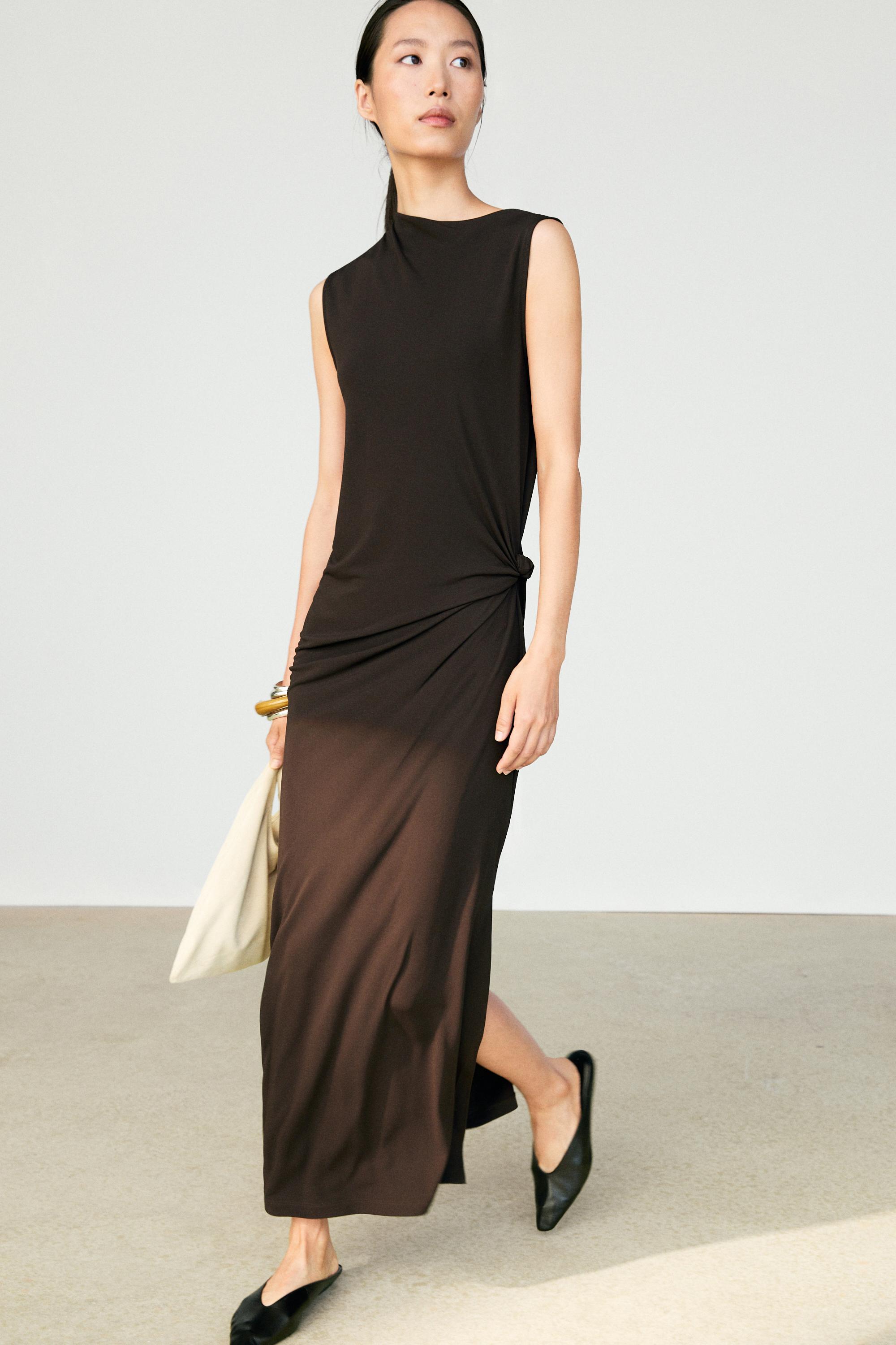 Asymmetrisches Midikleid mit Raffung