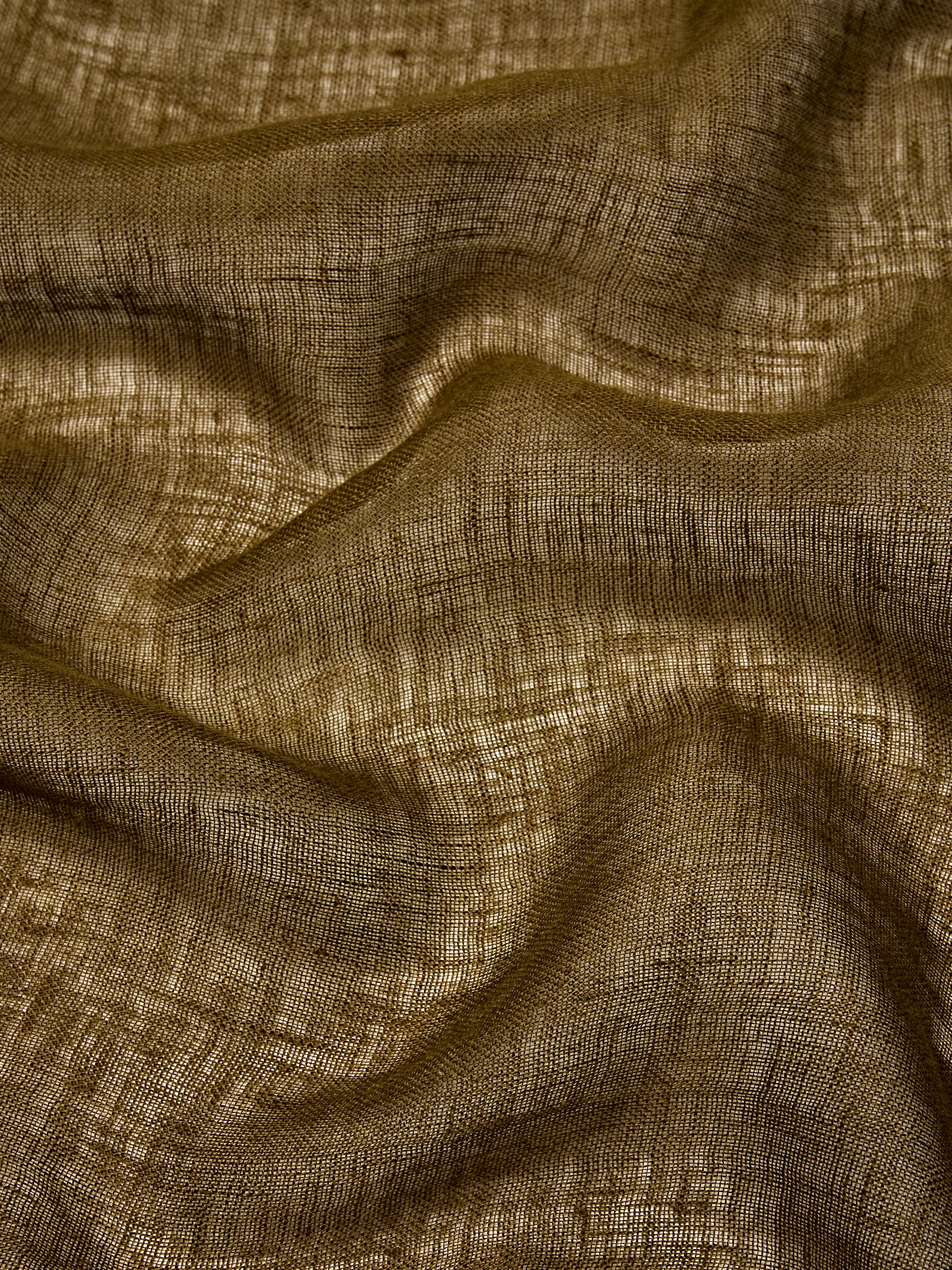 "Detalle de tela de foulard verde con textura arrugada."