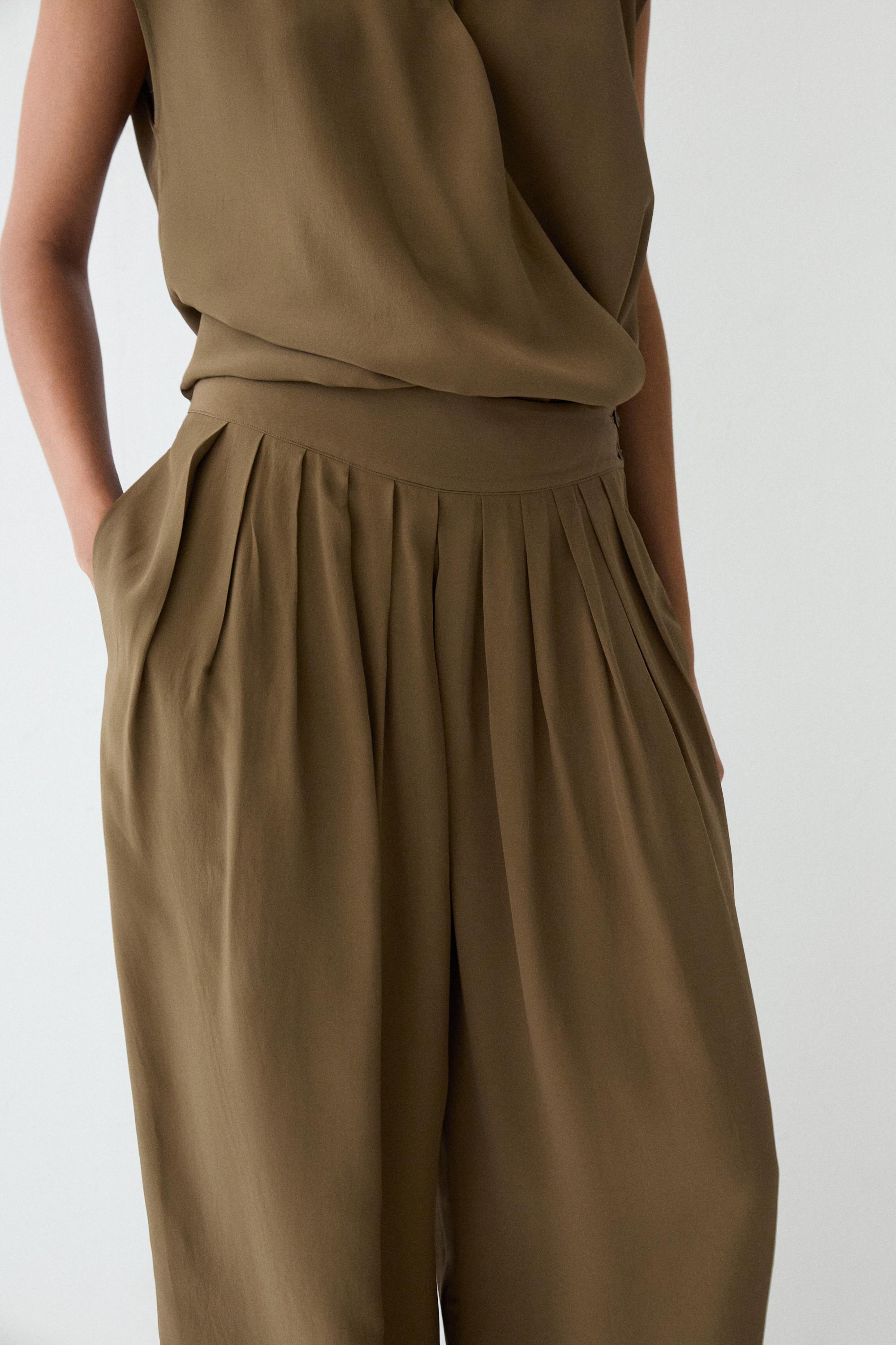 Total look flowing trousers with box pleats — MOSS GREEN