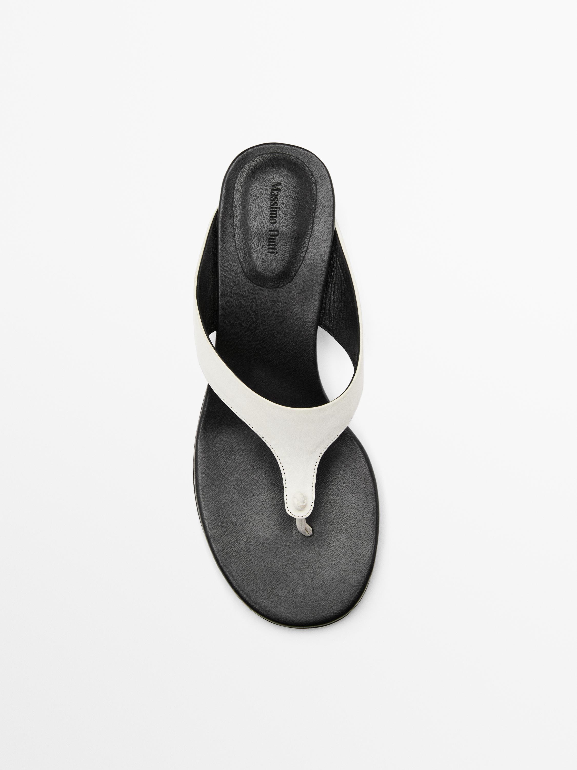 Heeled sandals with toe divider