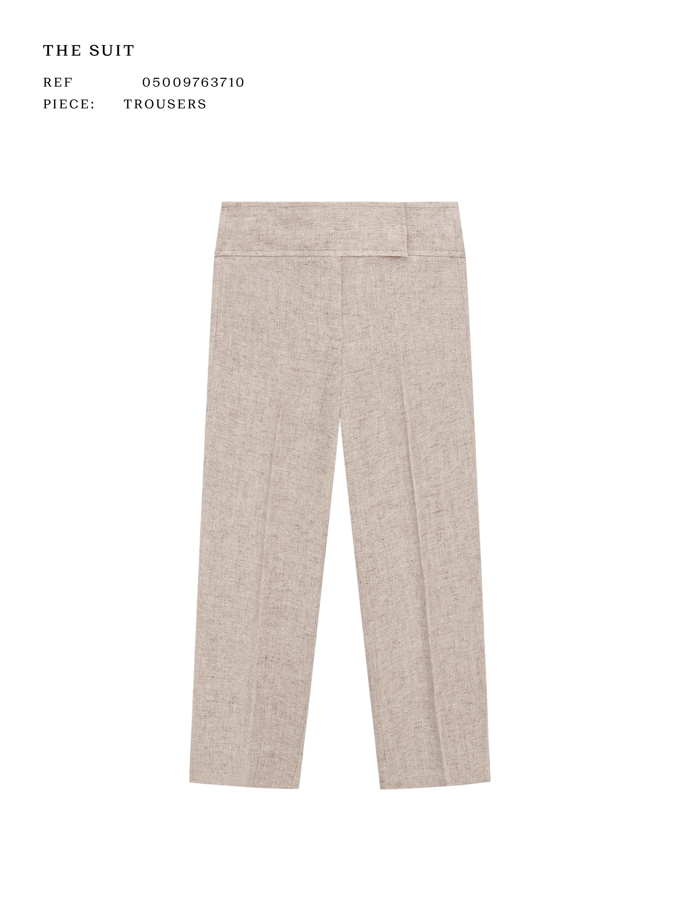 Pamje e pasme e pantallonave bezhë me palosje përpara dhe bel të lartë.