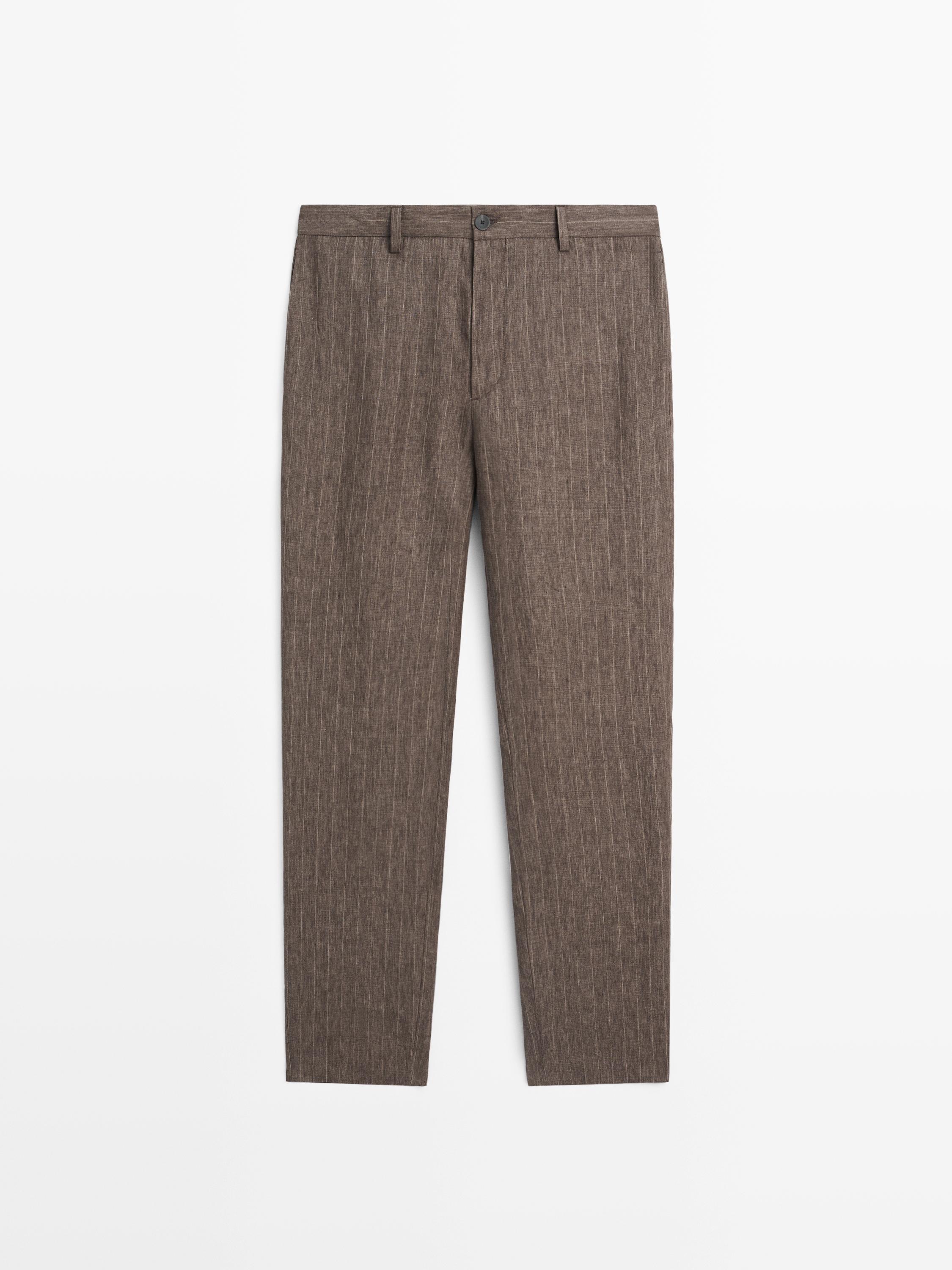 Vista frontal de pantalón marrón con rayas finas, cierre de botón y cremallera, trabillas para cinturón y bolsillos laterales.