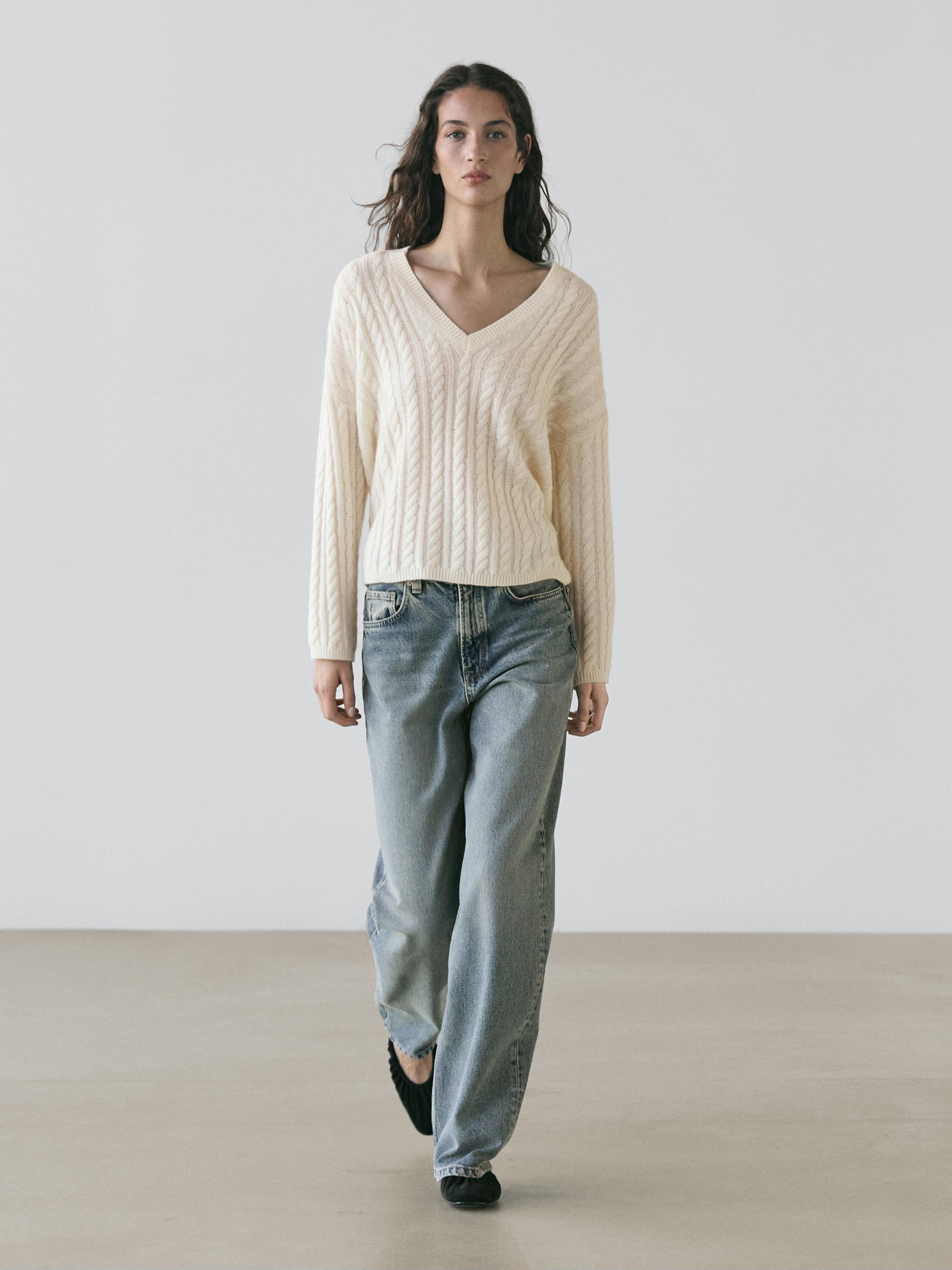 Pull tressé à col en V