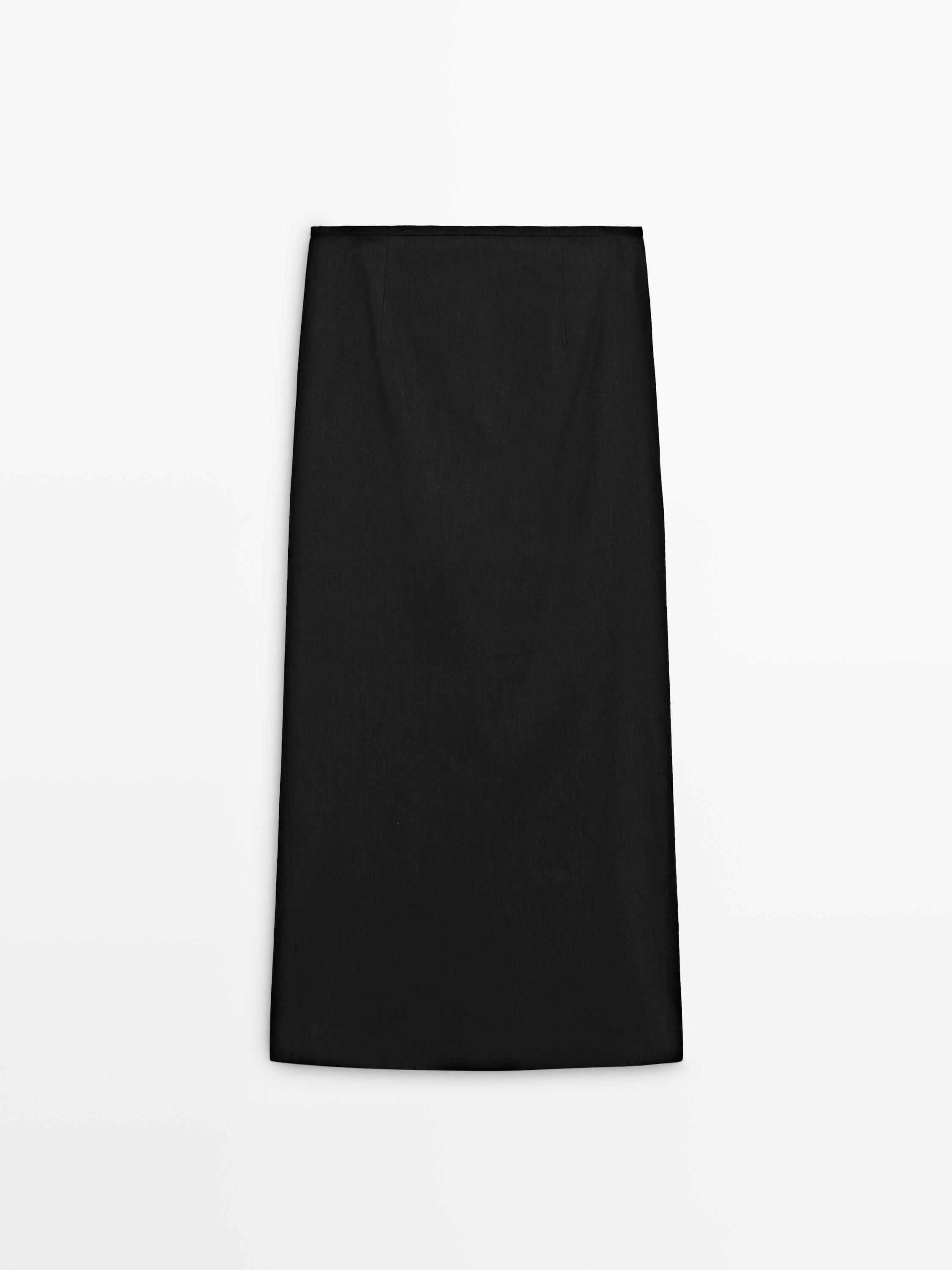 Vorderansicht eines schwarzen geraden Midirocks.