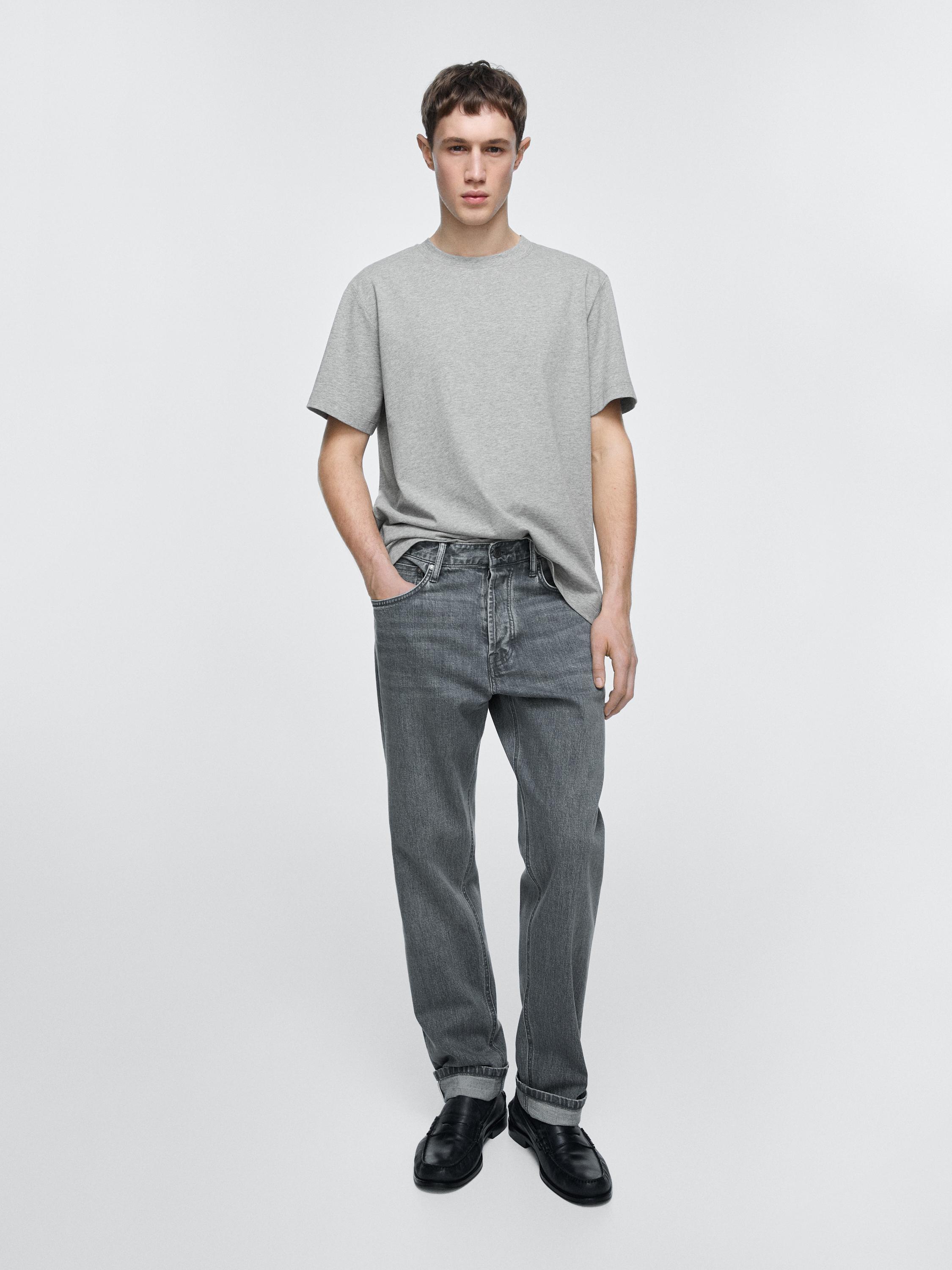 Conjunto de camiseta gris de manga corta y jeans gris selvedge fit con bolsillos laterales.