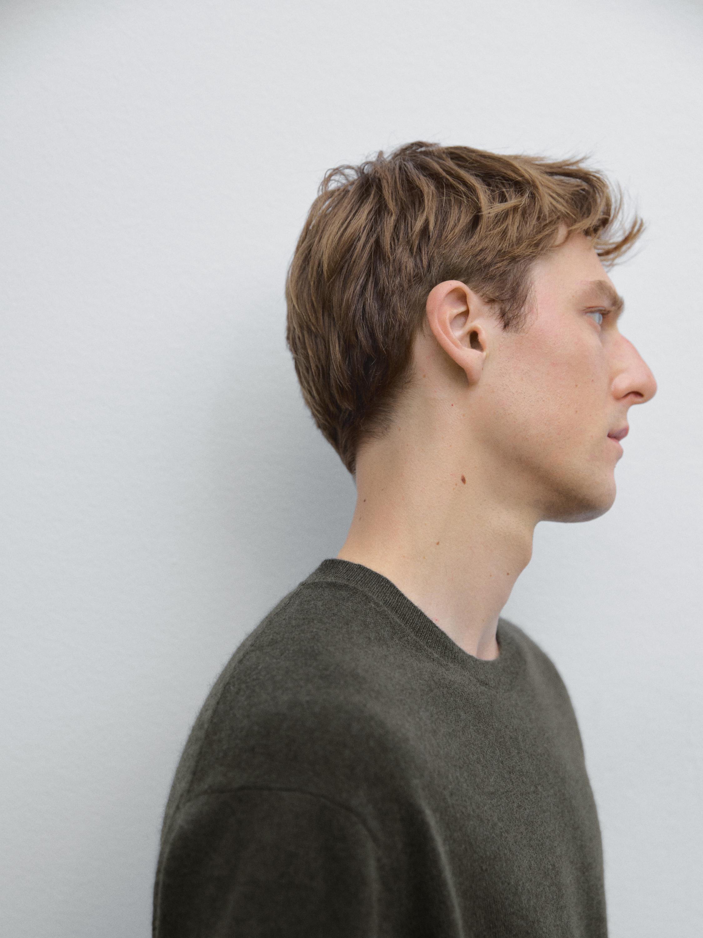 Cashmere knit sweater with a crew neck