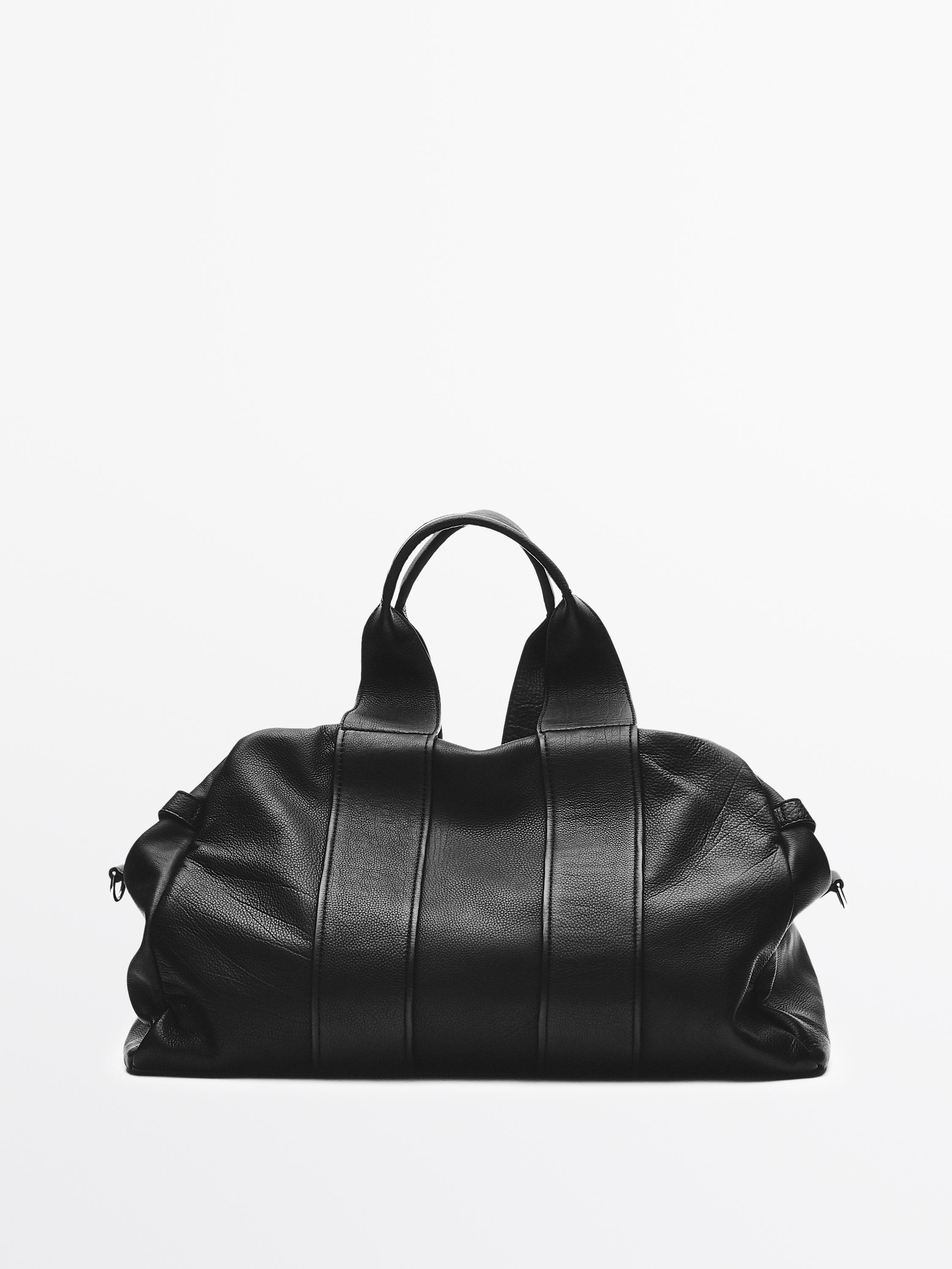 Vorderansicht einer schwarzen Reisetasche mit doppelten Henkeln und sichtbaren vertikalen Nähten.