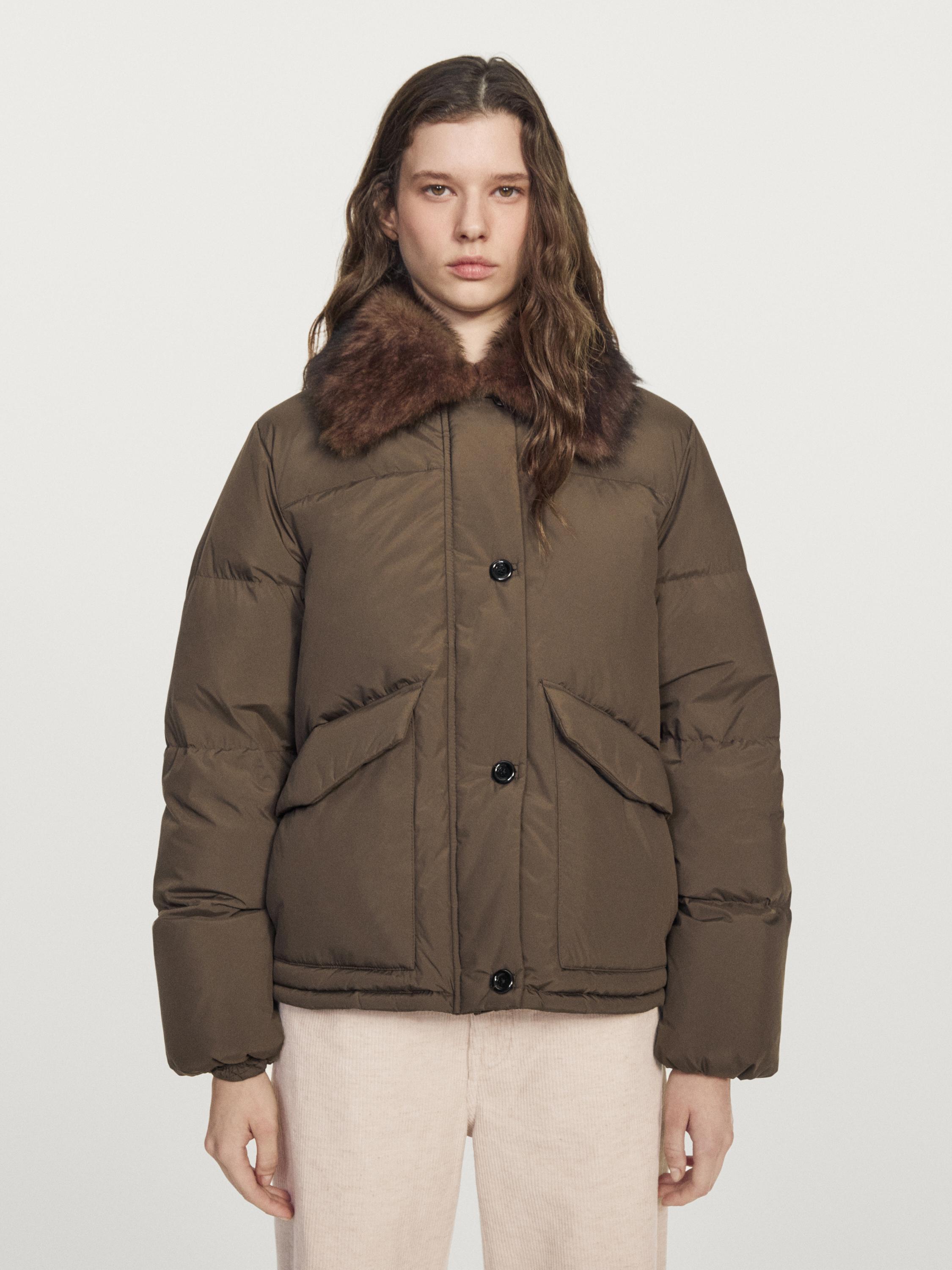 Short water-repellent down jacket with faux fur collar