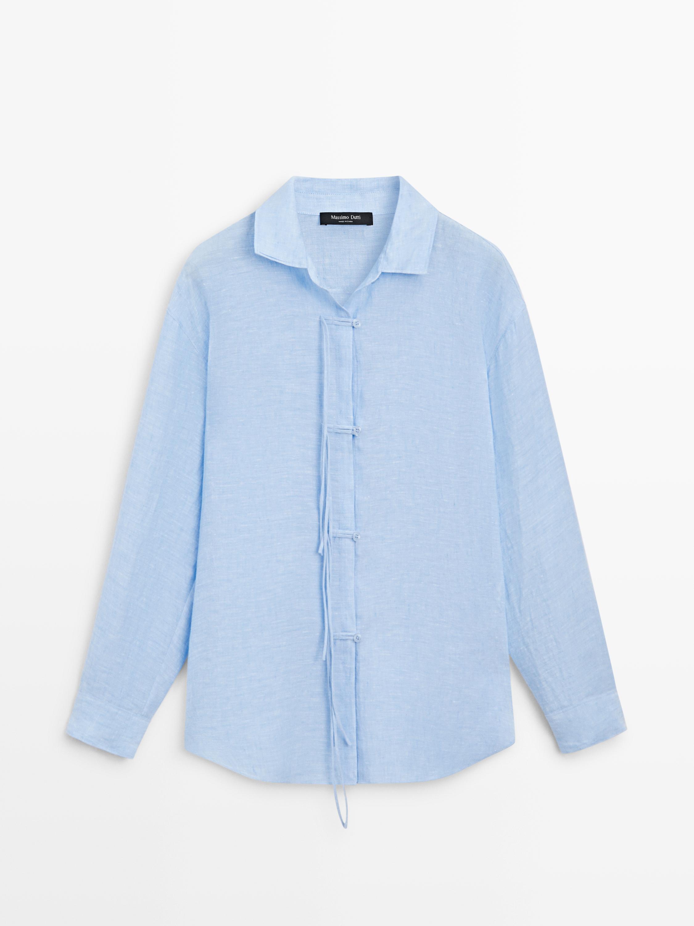 Μπροστινή όψη ανοιχτόχρωμου μπλε πουκαμίσου με κλασικό γιακά και δέσιμο με φιόγκο μπροστά.