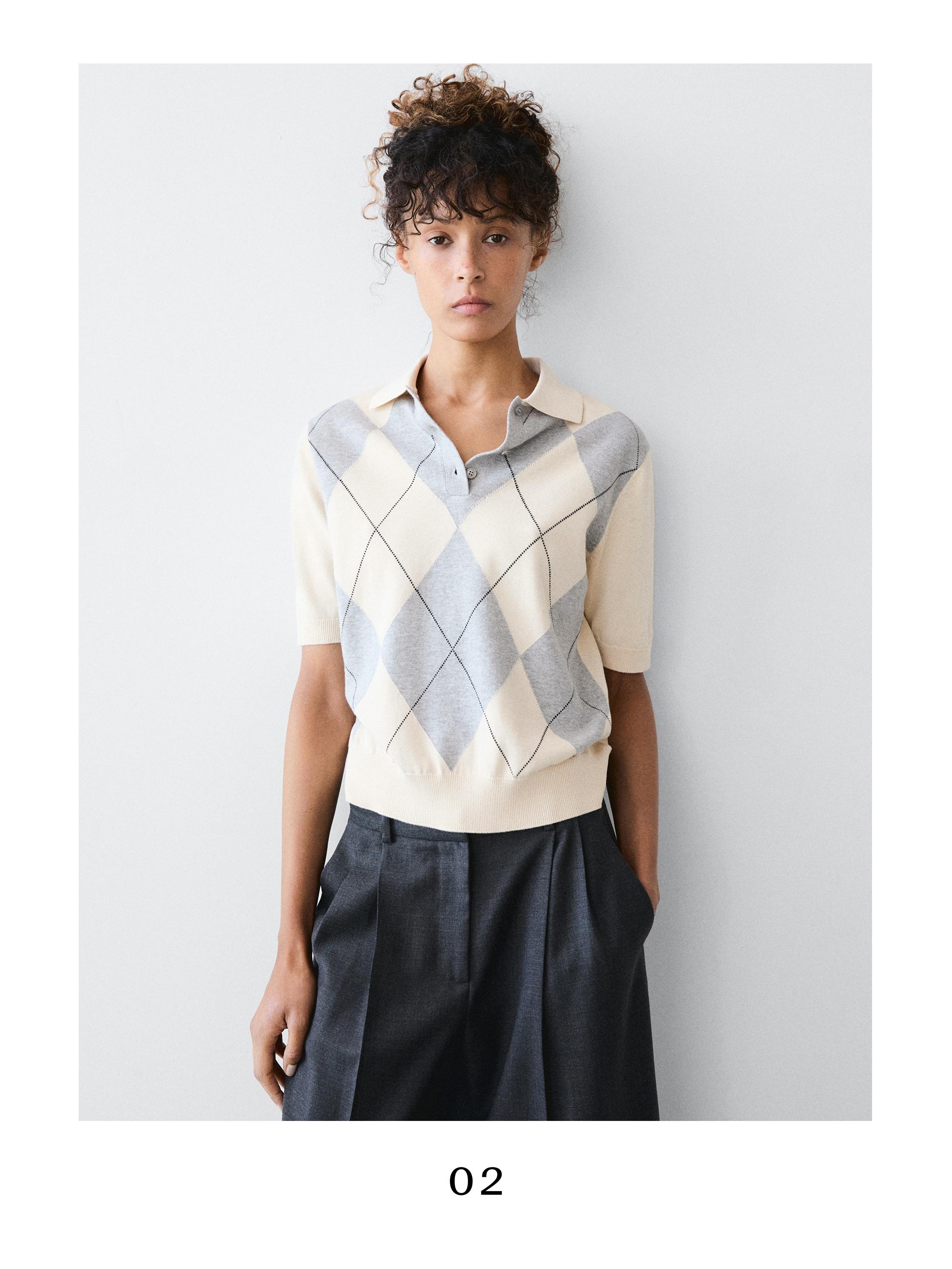 Ecru sweater set with gray diamonds and dark pants. Polo neck sweater with short sleeves.