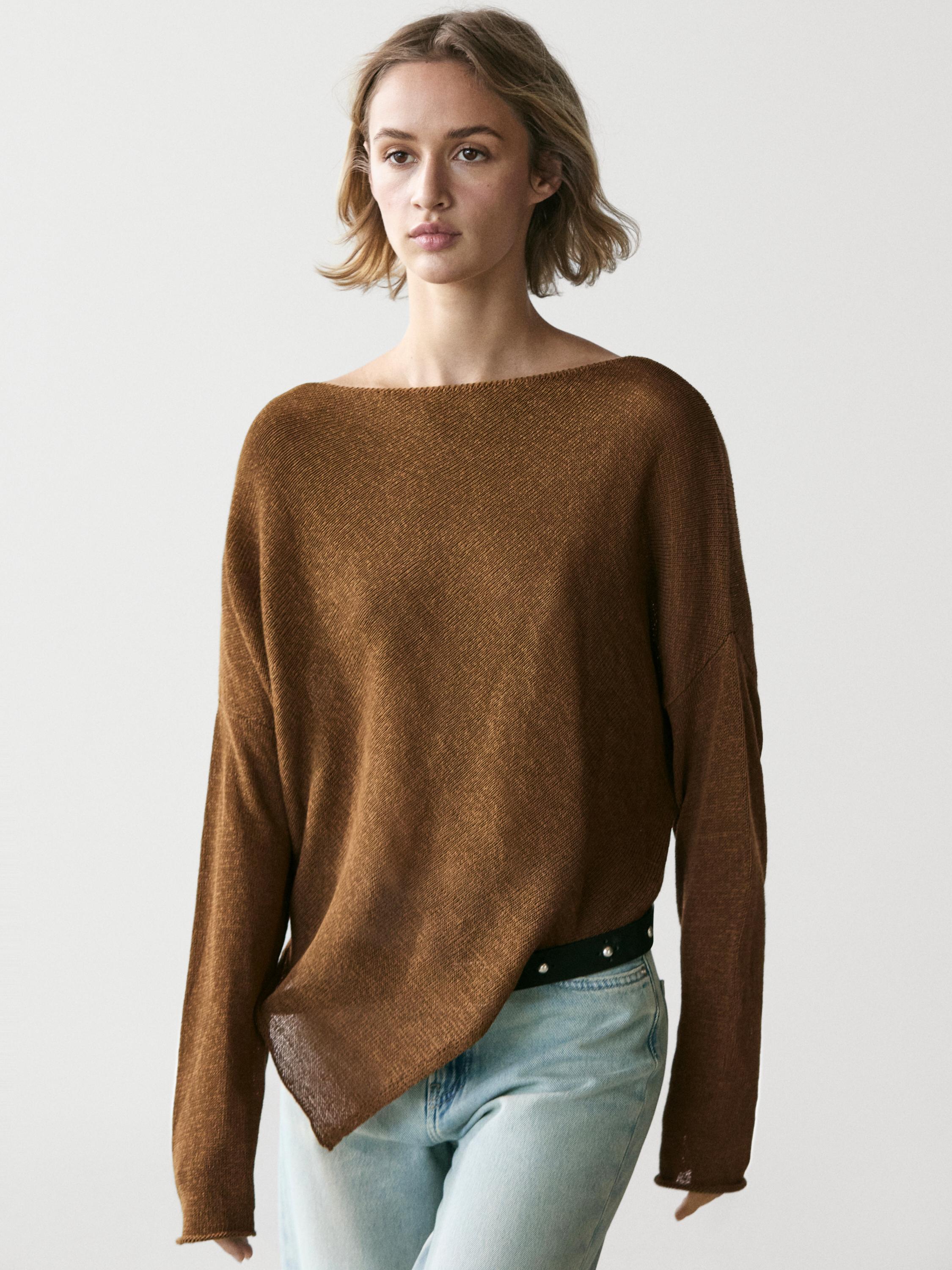 Ensemble pull en tricot asymétrique couleur tabac avec jean clair.