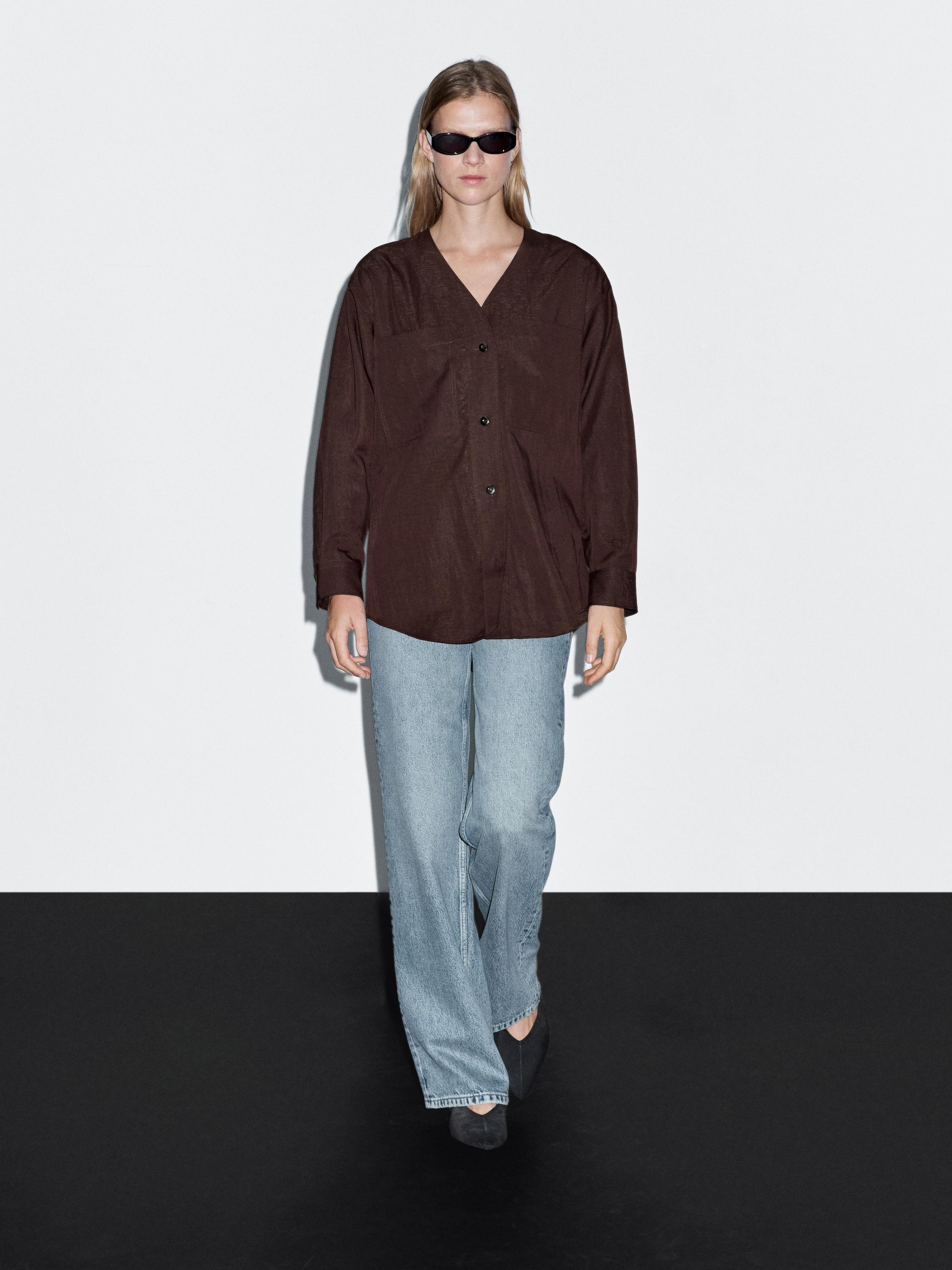 Kemeja leher V dengan saku