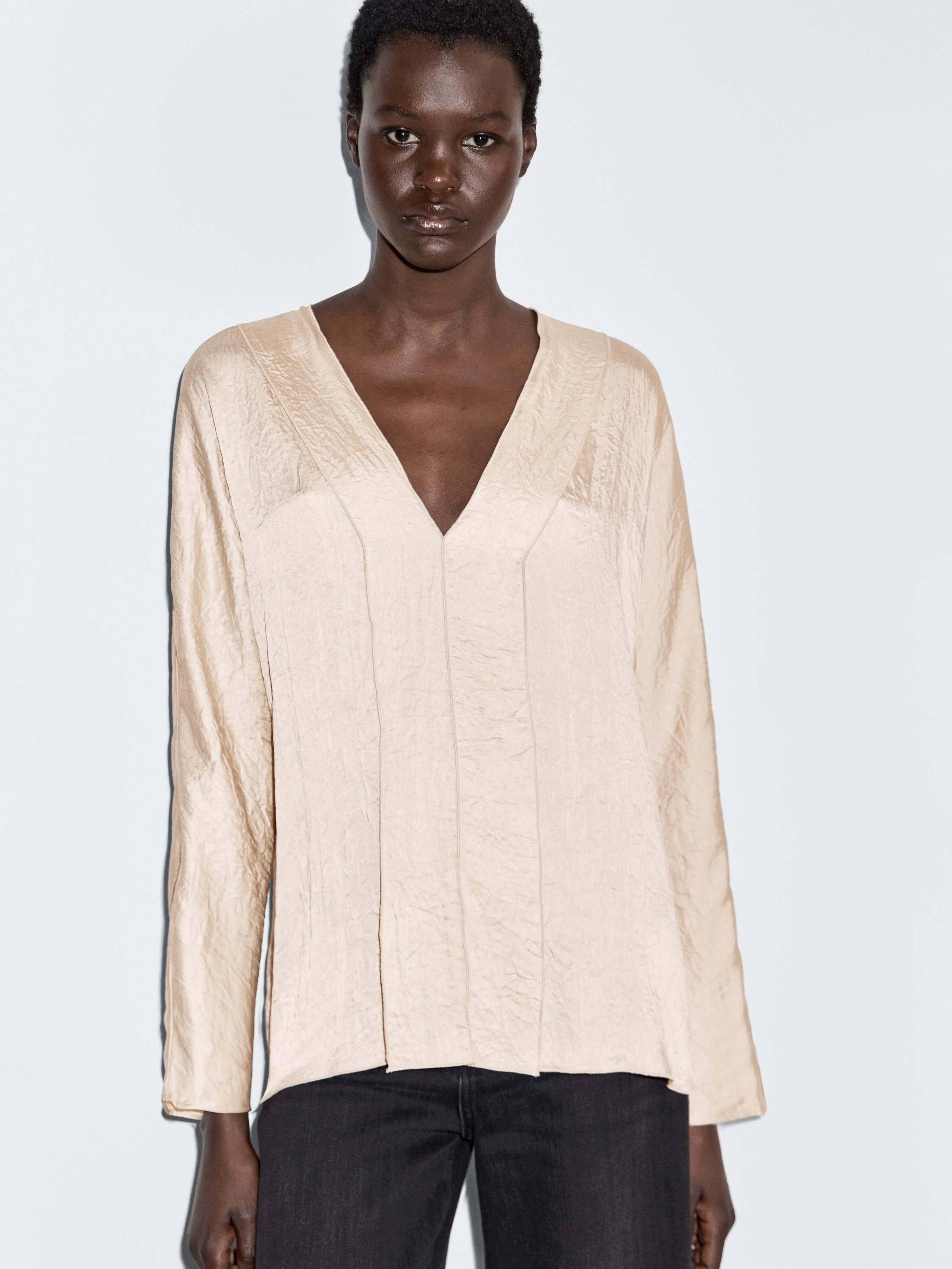 Blusa satinada cuello pico