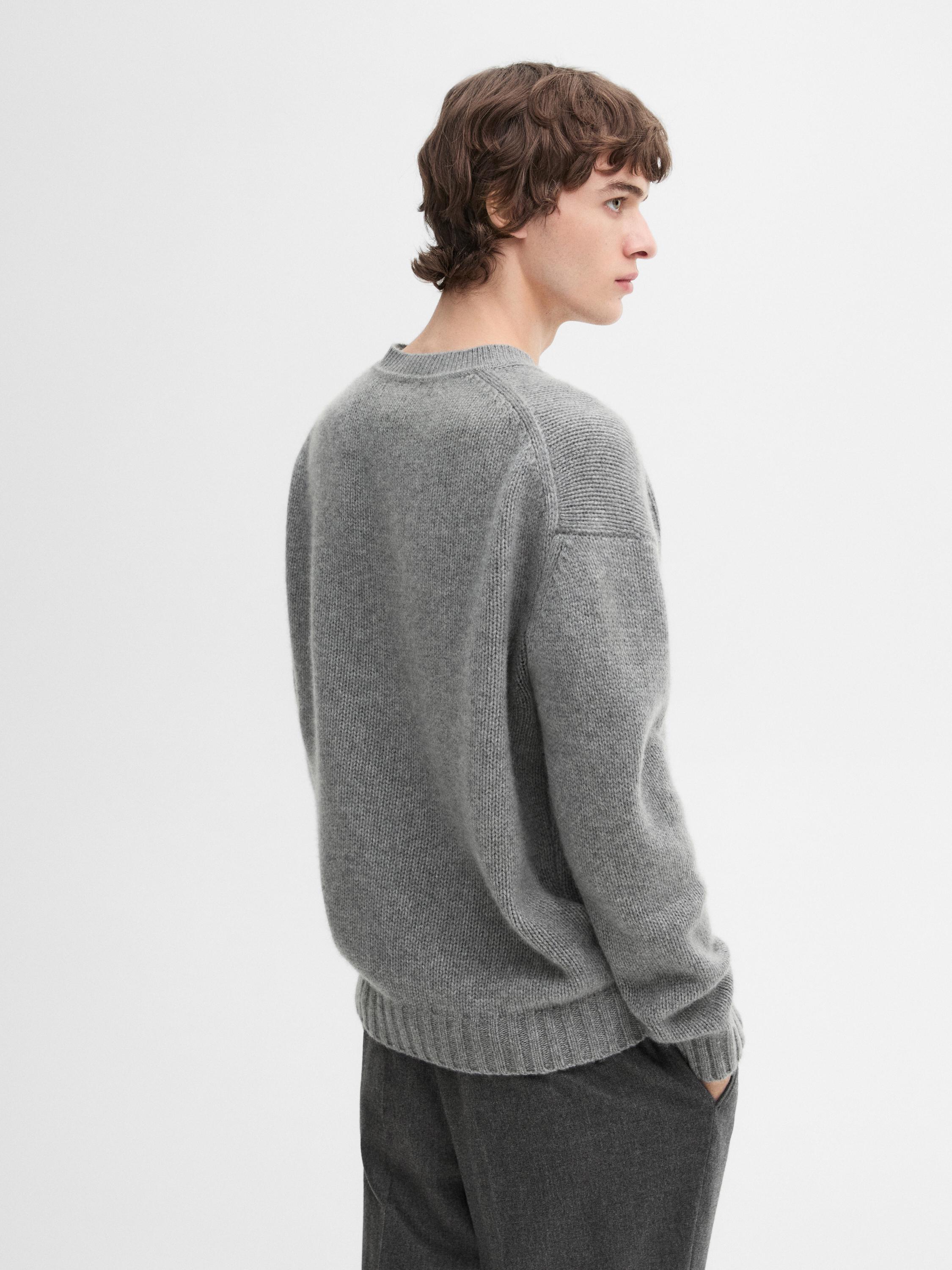 100% cashmere V-neck knit sweater