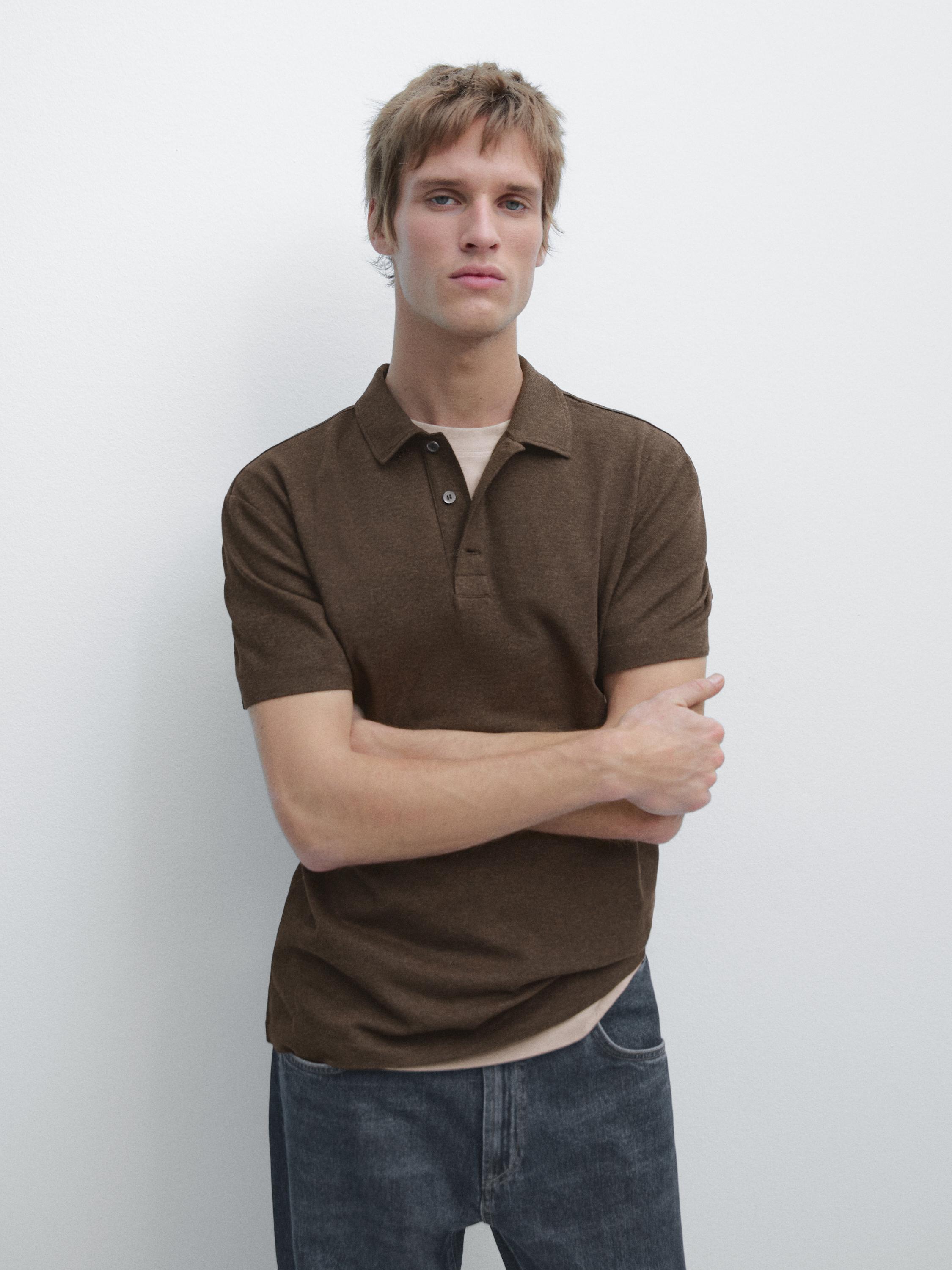 Ensemble polo chocolat à manches courtes avec col classique et boutons, combiné à un jean foncé.