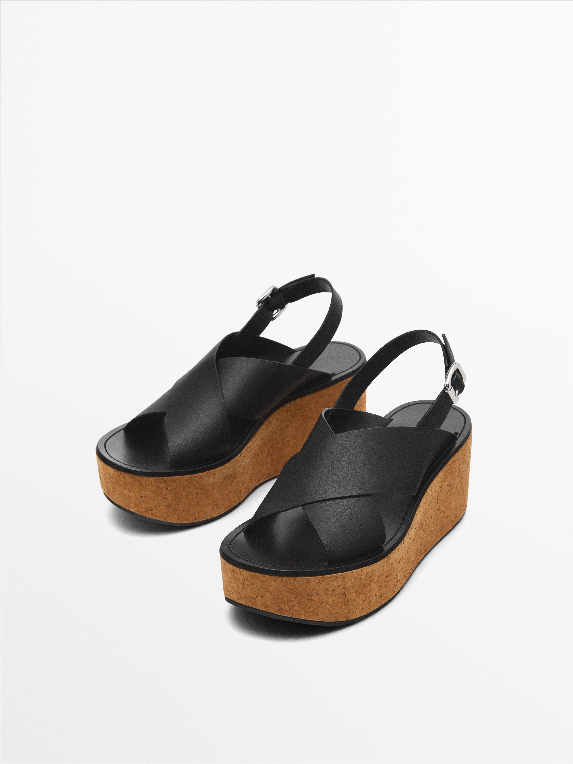 Sepatu wedge dengan tali bersilang