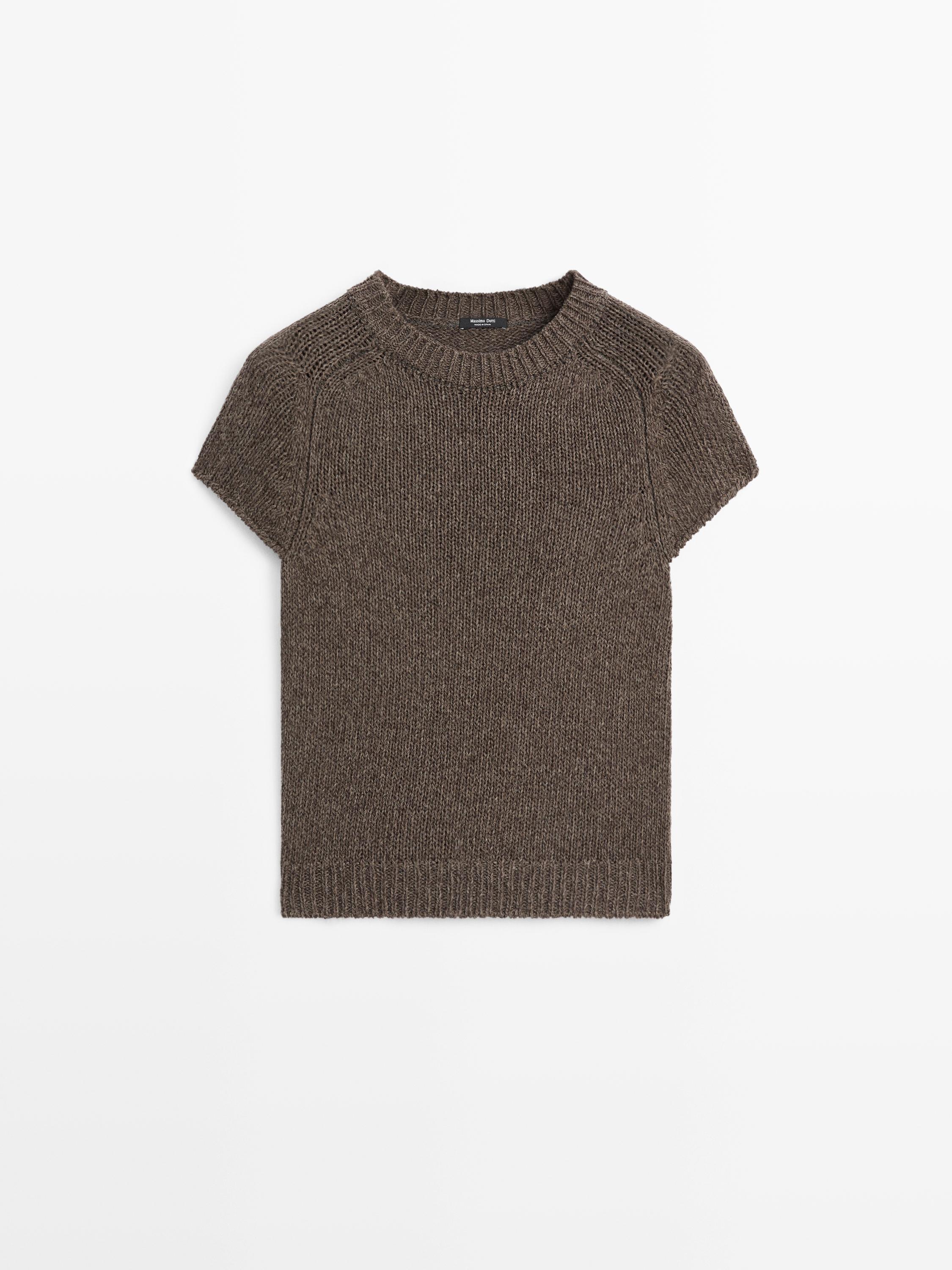 Vorderansicht eines braunen Strickpullovers mit kurzen Ärmeln und Rundhalsausschnitt.