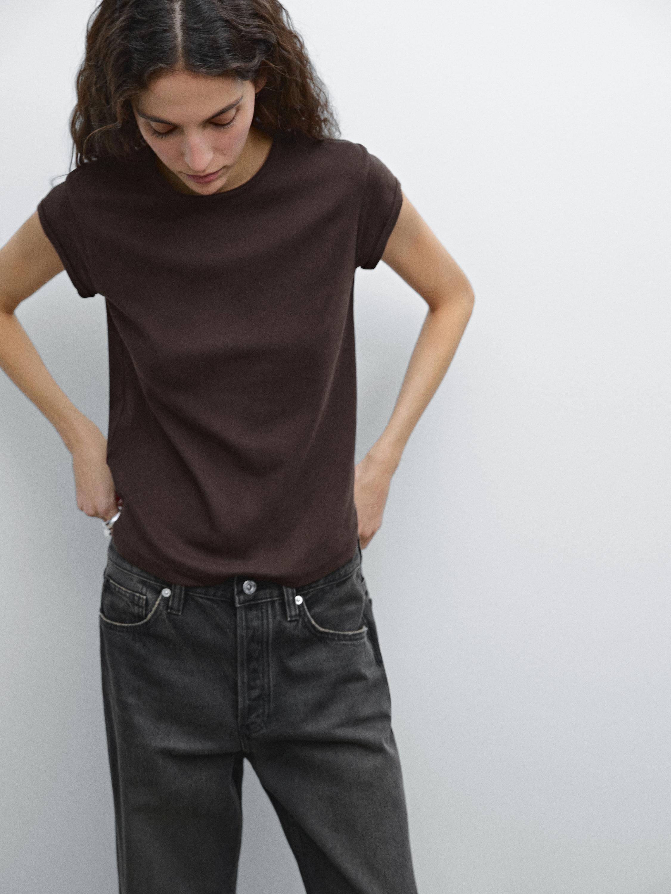 100% cotton T-shirt with rounded hem