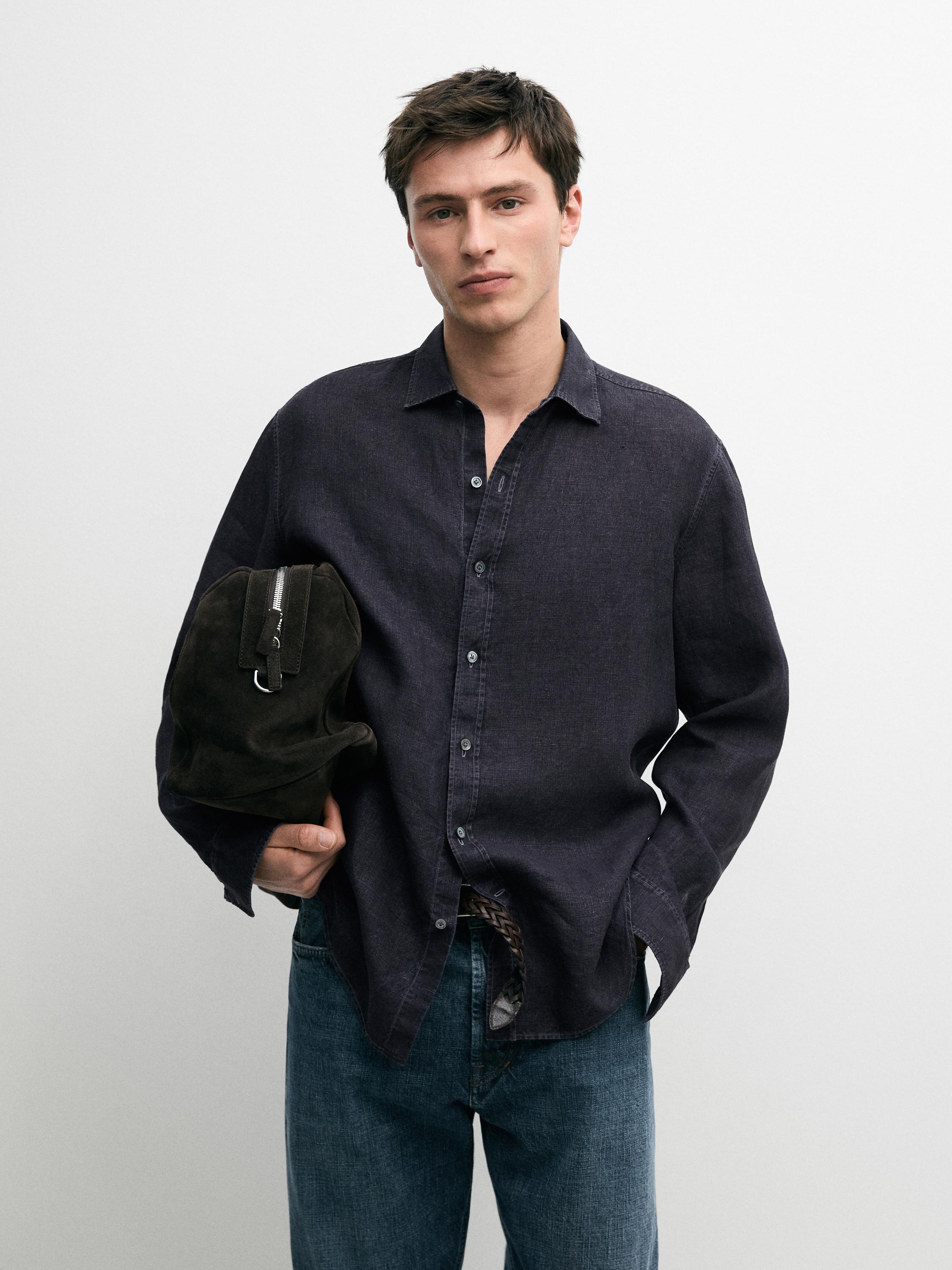 Lässiges langärmeliges Indigo-Hemd mit Knöpfen und blauen Jeans.