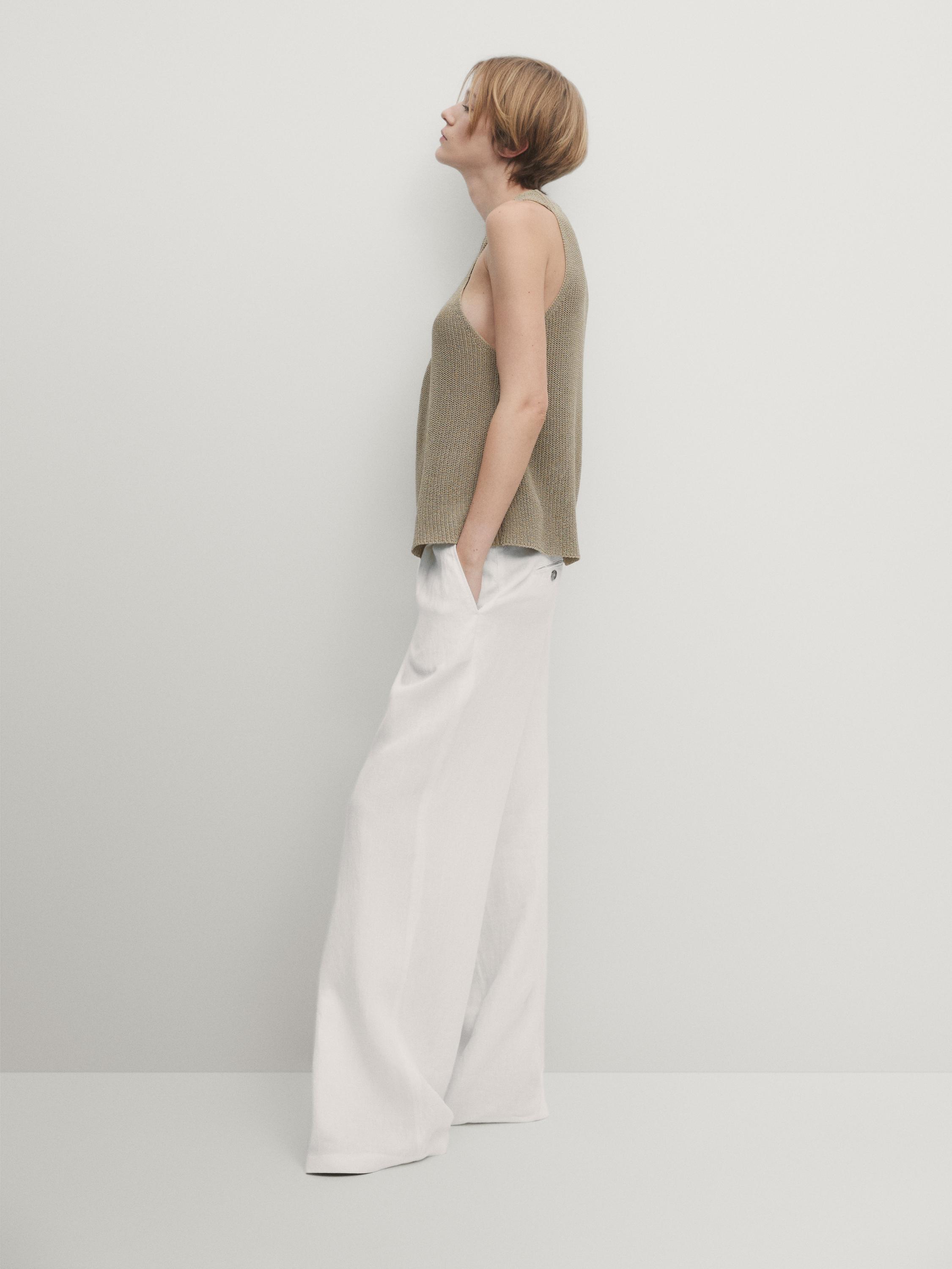 Wide-leg pleated trousers with buckle at the waist