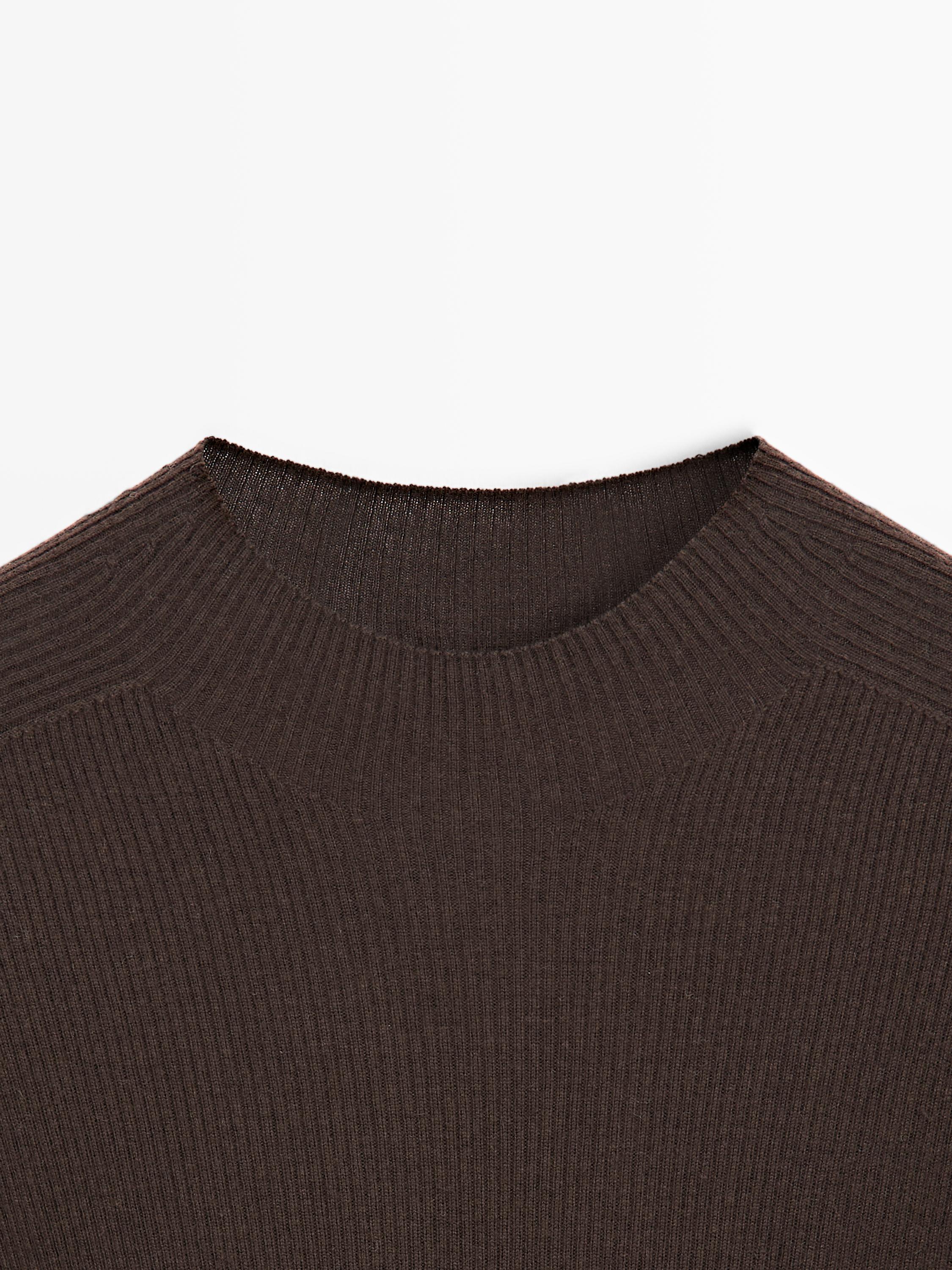 Ribbed knit mock turtleneck sweater — BROWN
