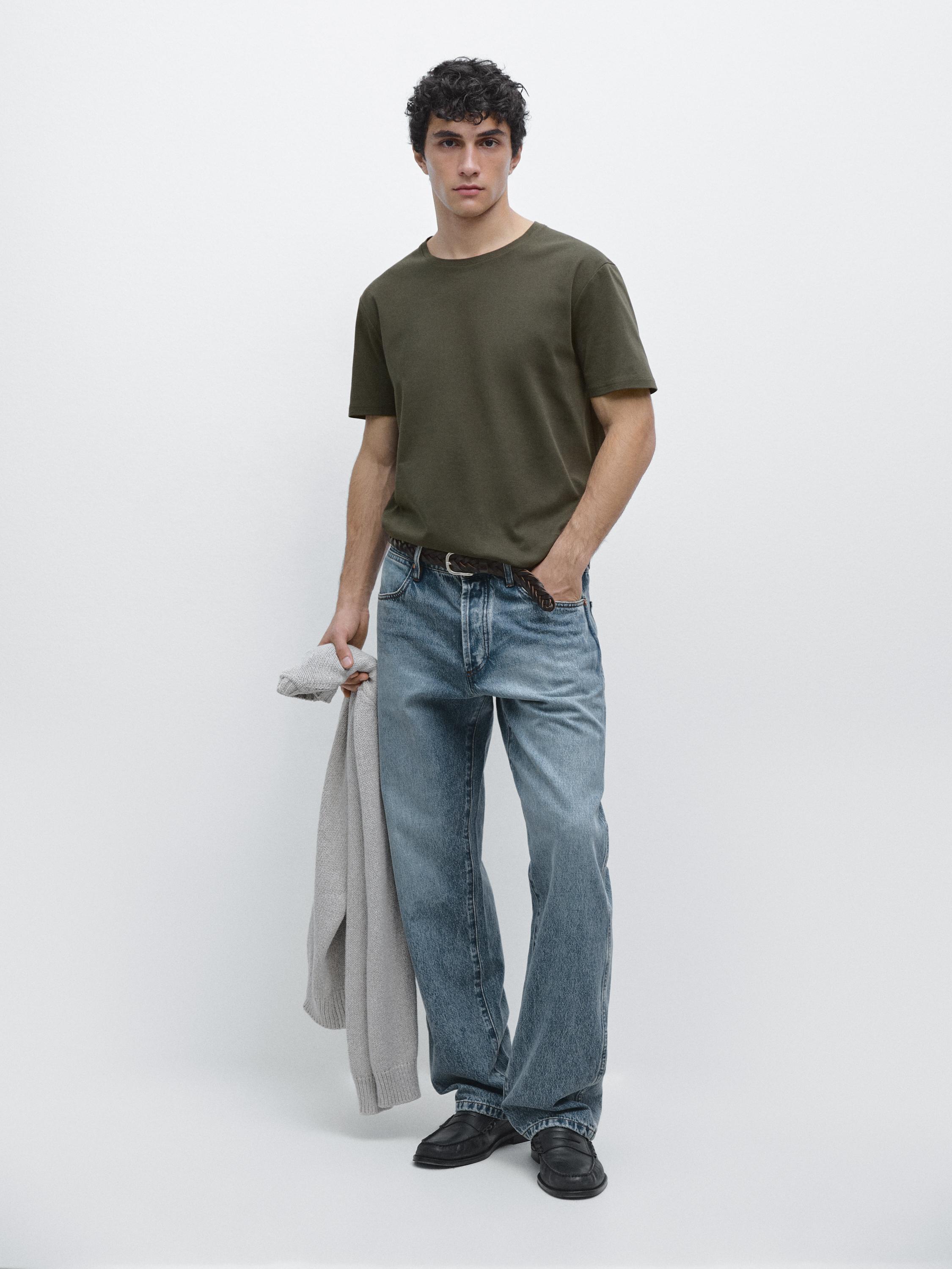 Khaki short-sleeved t-shirt and blue jeans with side pockets set.