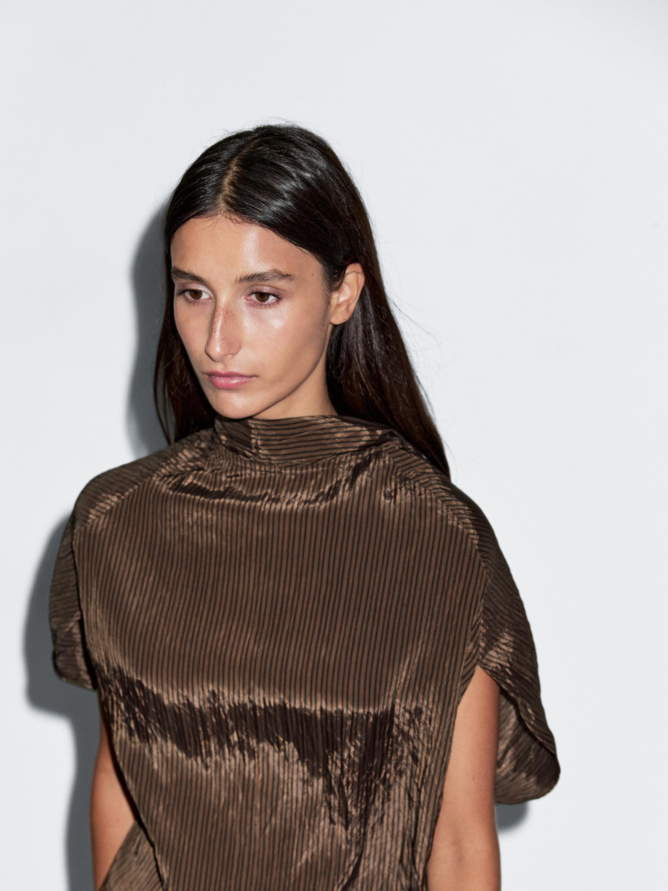 Bluzka w prążki z kołnierzem i chustką