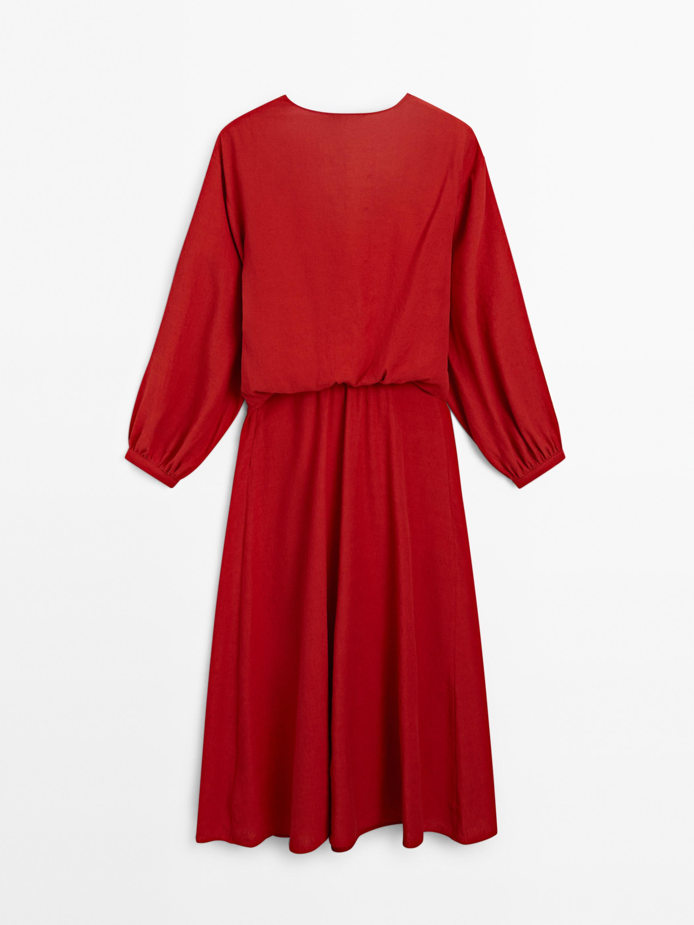 Sukienka średniej długości z węzłem przy dekolcie