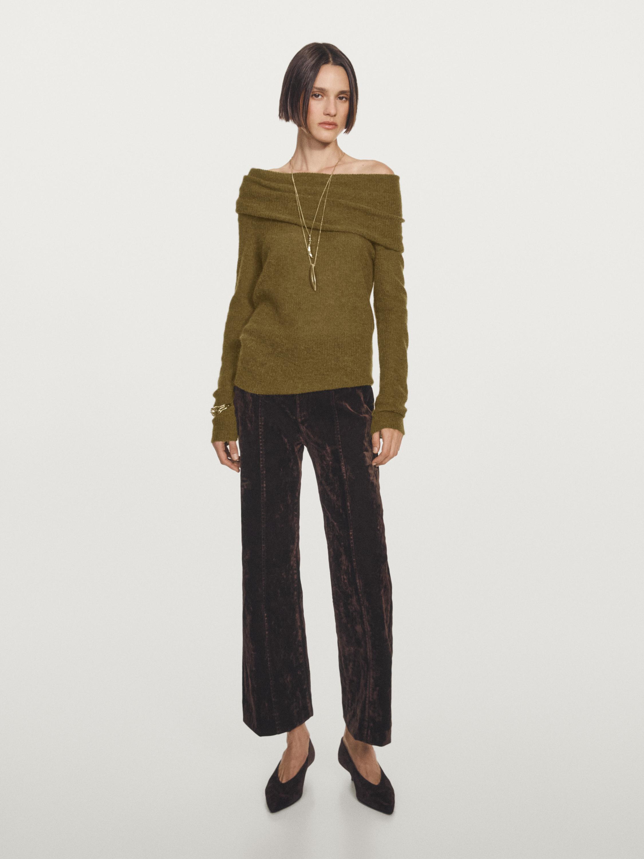 Kavbojke na zvonec z visokim pasom kosmatenim zaključkom