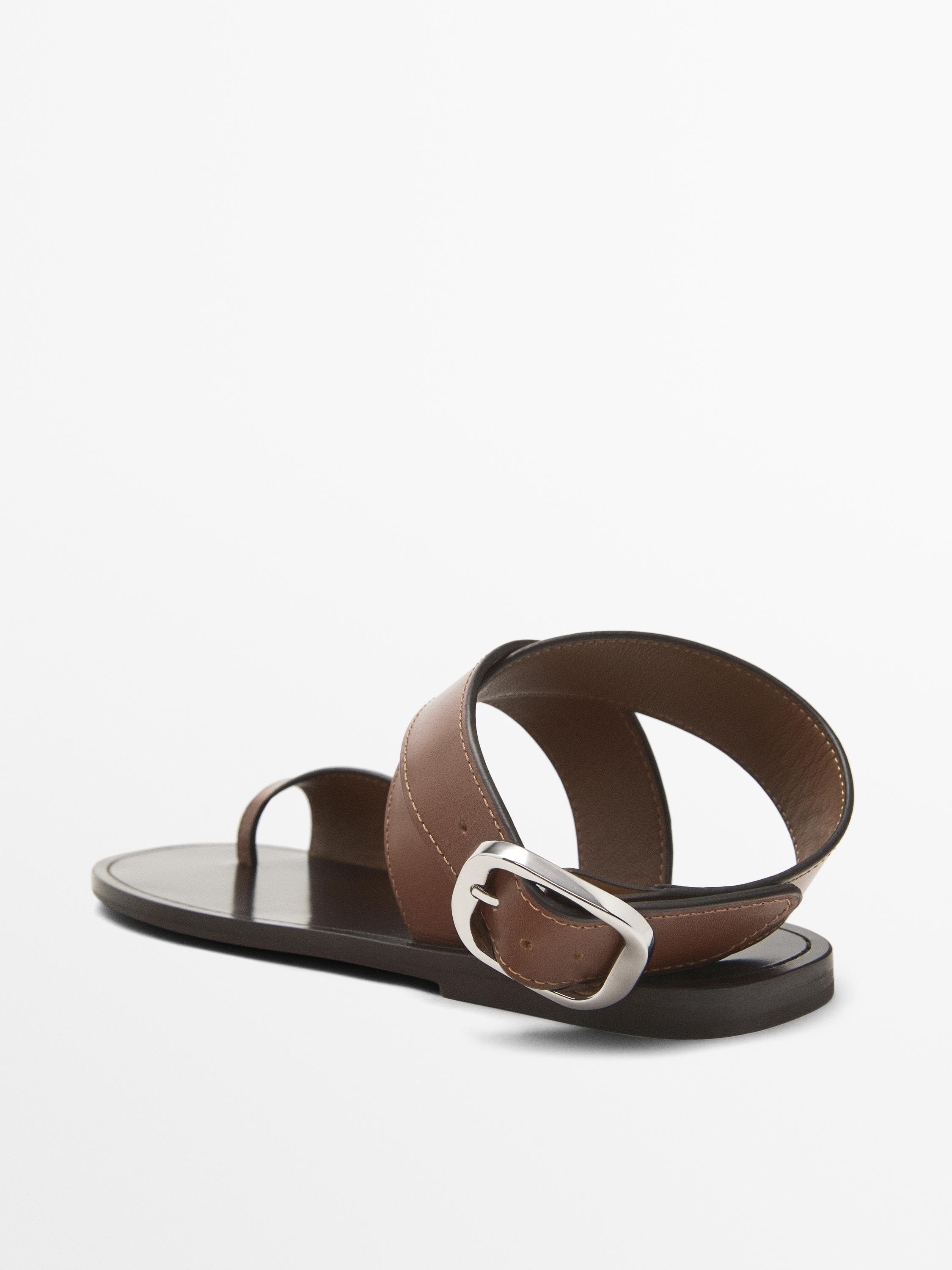 Crossover sandals with toe divider