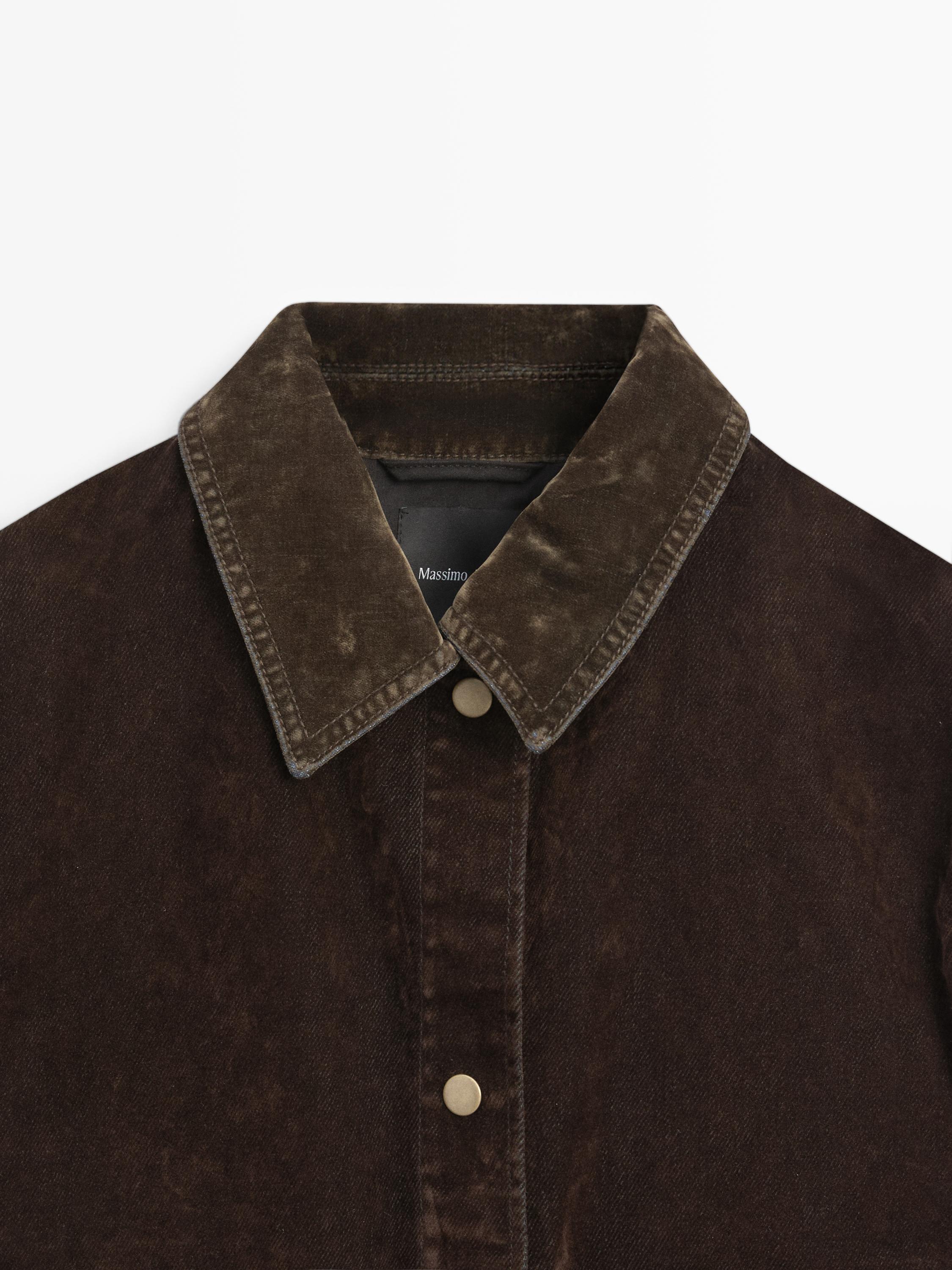 Choʻntakli va velvet qoplamali kalta denim jaket